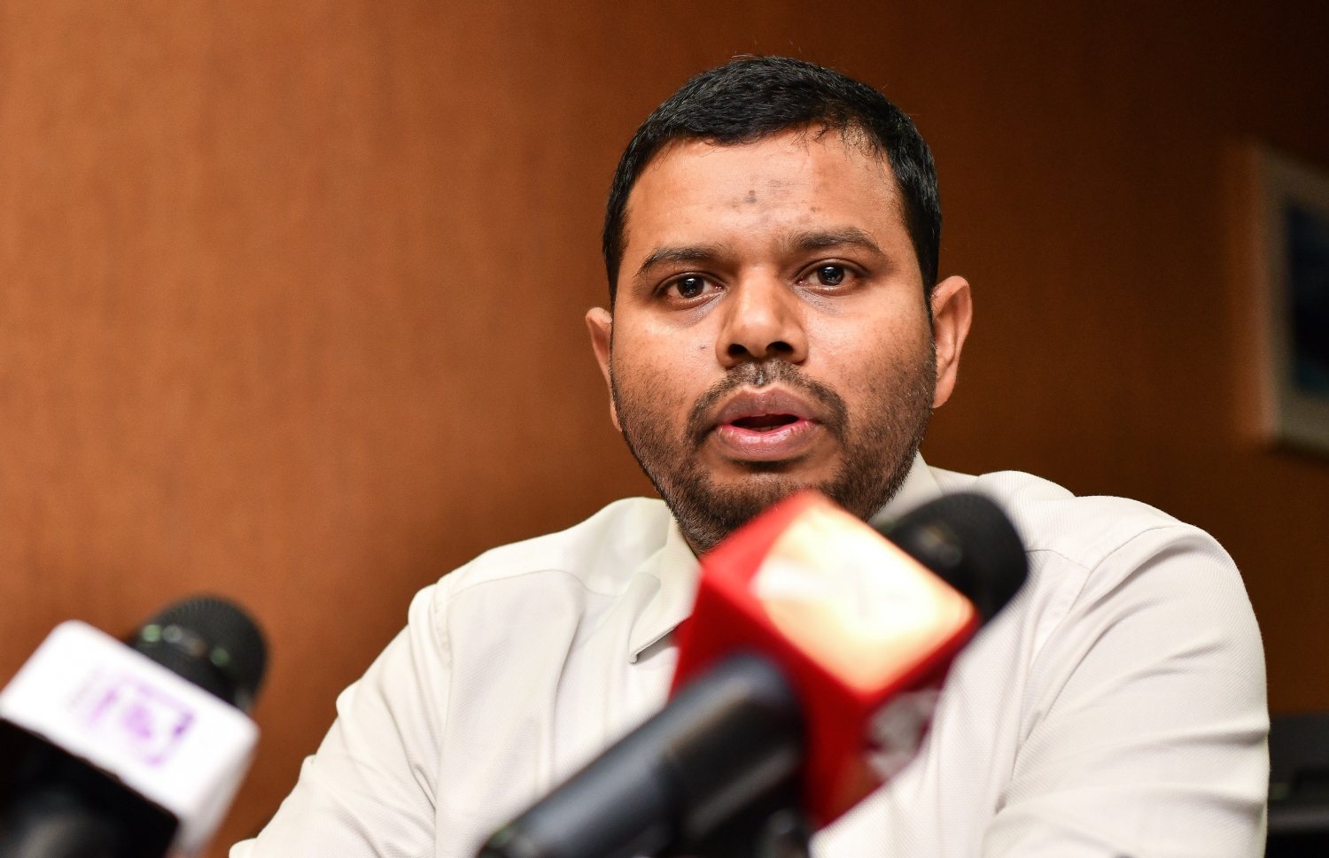 ޔާމީންގެ ވަކީލުންގެ ޓީމުގައި ހިމެނޭ ވަކީލް އަބްދުﷲ ޝިޔާޒް މިއަދު ނޫސްވެރިންނާ ވާހަކަ ދައްކަވަނީ. --ފޮޓޯ: ފަޔާޒް މޫސާ | މިހާރު