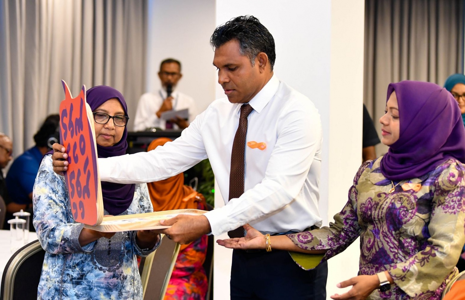 ލަވަ ލޯންޗުކުރުމުގެ ހަފްލާގައި ނައިބް ރައީސް ފައިސަލް ނަސީމް ބައިވެރިވެވަޑައިގަންނަވަނީ.  --ފޮޓޯ: ޖެންޑަ މިނިސްޓްރީ