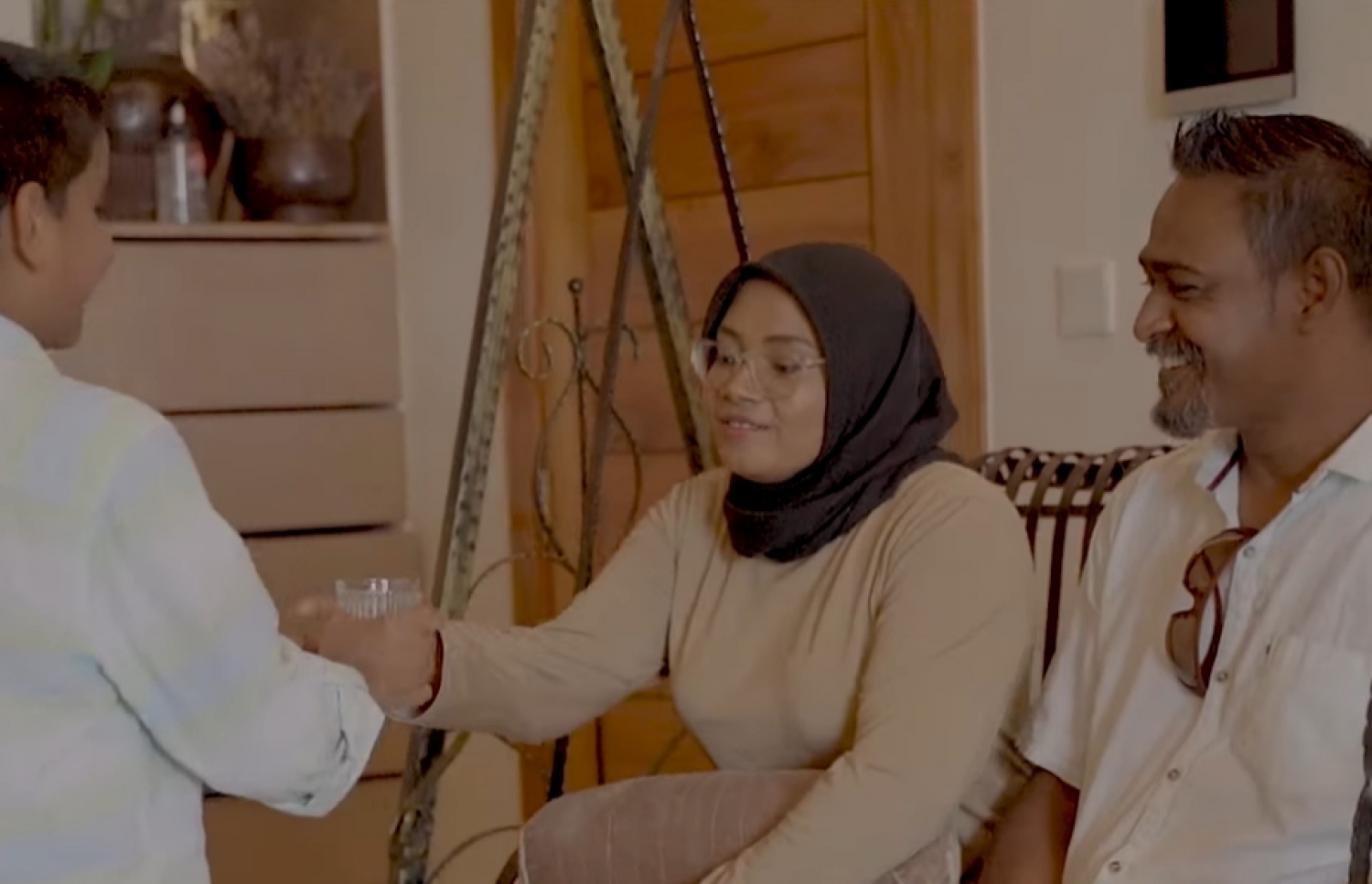 "މަގޭ ލޮބުވެތި ގެ" ލަވައިގެ މަންޒަރެއް: ދަރިއަކު މަންމަ އަށް ފެންތަށްޓެއް ދިއްކޮށްލަނީ