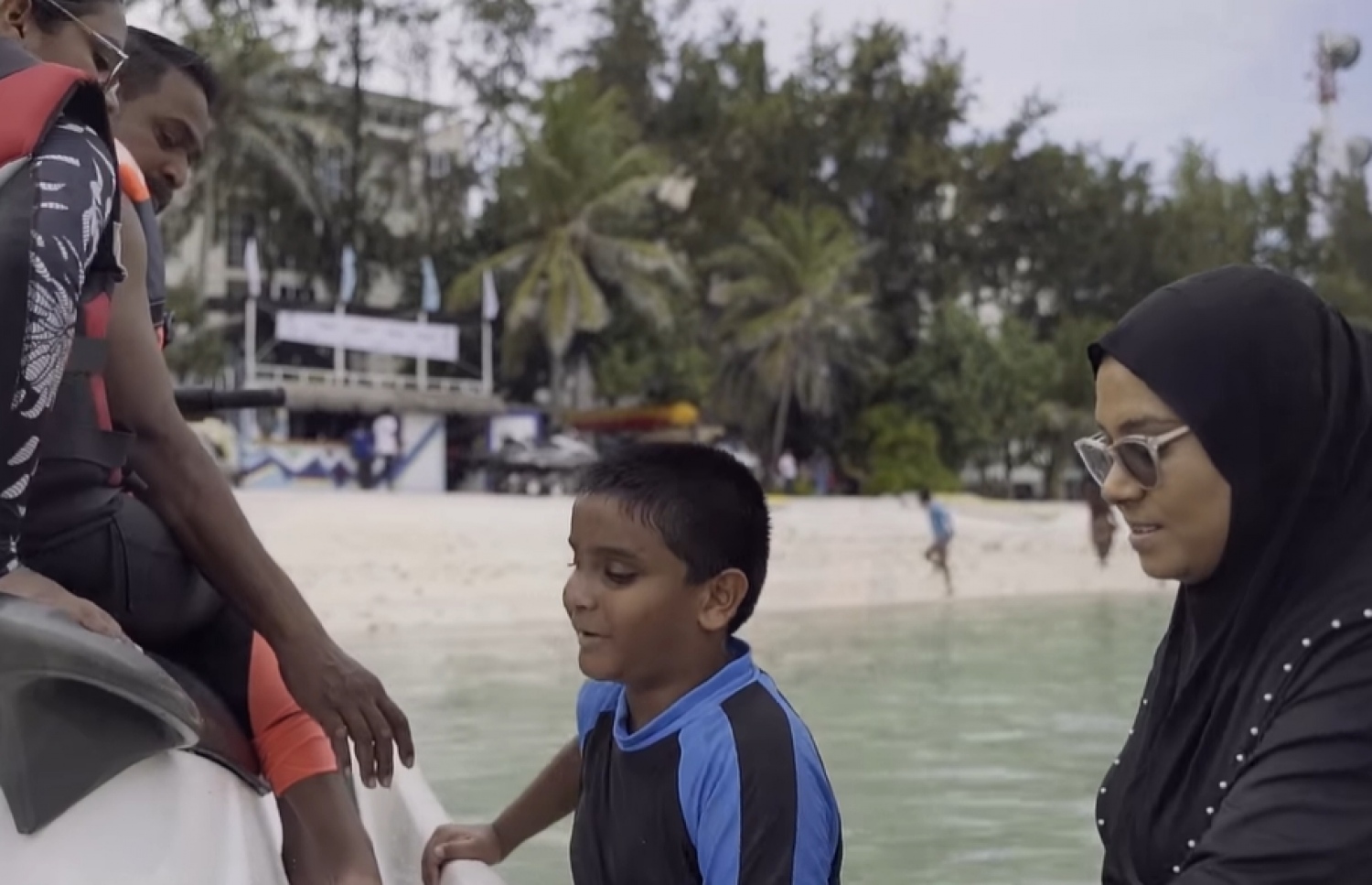 "މަގޭ ލޮބުވެތި ގެ" ލަވައިގެ މަންޒަރެއް: އާއިލާއެއް އެކުގައި މޫދުގައި މަޖާކޮށްލަނީ