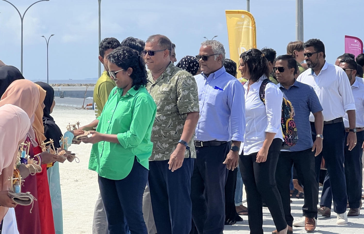 ބ. ކިހާދޫގައި ކުނި މެނޭޖުކުރުމުގެ މަސައްކަތް ކުރާ ގޮތް ބައްލަވައިލެވުމަށް ތިމާވެއްޓާ ބެހޭ މިނިސްޓަރު އާމިނަތު ޝައުނާ އާއި ޓޫރިޒަމް މިނިސްޓަރު އަބްދުﷲ މައުސޫމް އާއި މަޖިލިސް މެމްބަރު އަލީ ނިޔާޒް އާއި އެލްޖީއޭގެ ސީއީއޯ އަފްޝަން ލަތީފް އަދި ސަރުކާރުގެ އެހެން ބައެއް އިސްވެރިން އެ ރަށަށް ވަޑައިގަތުމުން މަރުހަބާ ކިޔުން -- ފޮޓޯ: ސޮނެވާ ނަމޫނާ