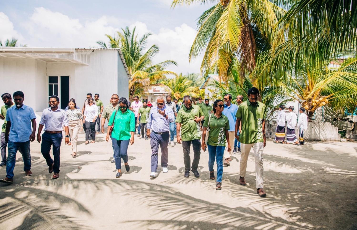 ބ. ކިހާދޫގައި ކުނި މެނޭޖުކުރުމުގެ މަސައްކަތް ކުރާ ގޮތް ބައްލަވައިލެވުމަށް ތިމާވެއްޓާ ބެހޭ މިނިސްޓަރު އާމިނަތު ޝައުނާ އާއި މަޖިލީހުގެ ލާމަރުކަޒީ ކޮމެޓީގެ މުގައްރިރު އަލީ ނިޒާރު އާއި ސަރުކާރުގެ އެހެން ބައެއް އިސްވެރިން އެ ރަށުގައި -- ފޮޓޯ: ސޮނެވާ ނަމޫނާ