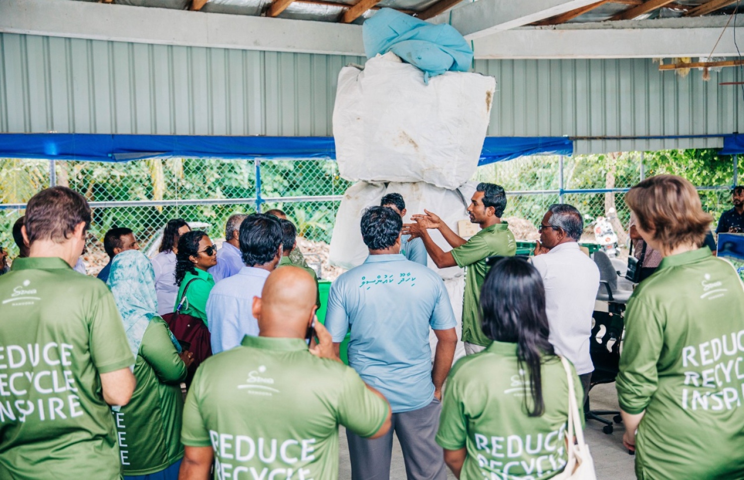 ބ. ކިހާދޫގައި ކުނި މެނޭޖުކުރާ އިކޯ ސެންޓަރު ސަރުކާރުގެ އިސްވެރިންނަށް ދައްކާލަނީ -- ފޮޓޯ: ސޮނެވާ ނަމޫނާ