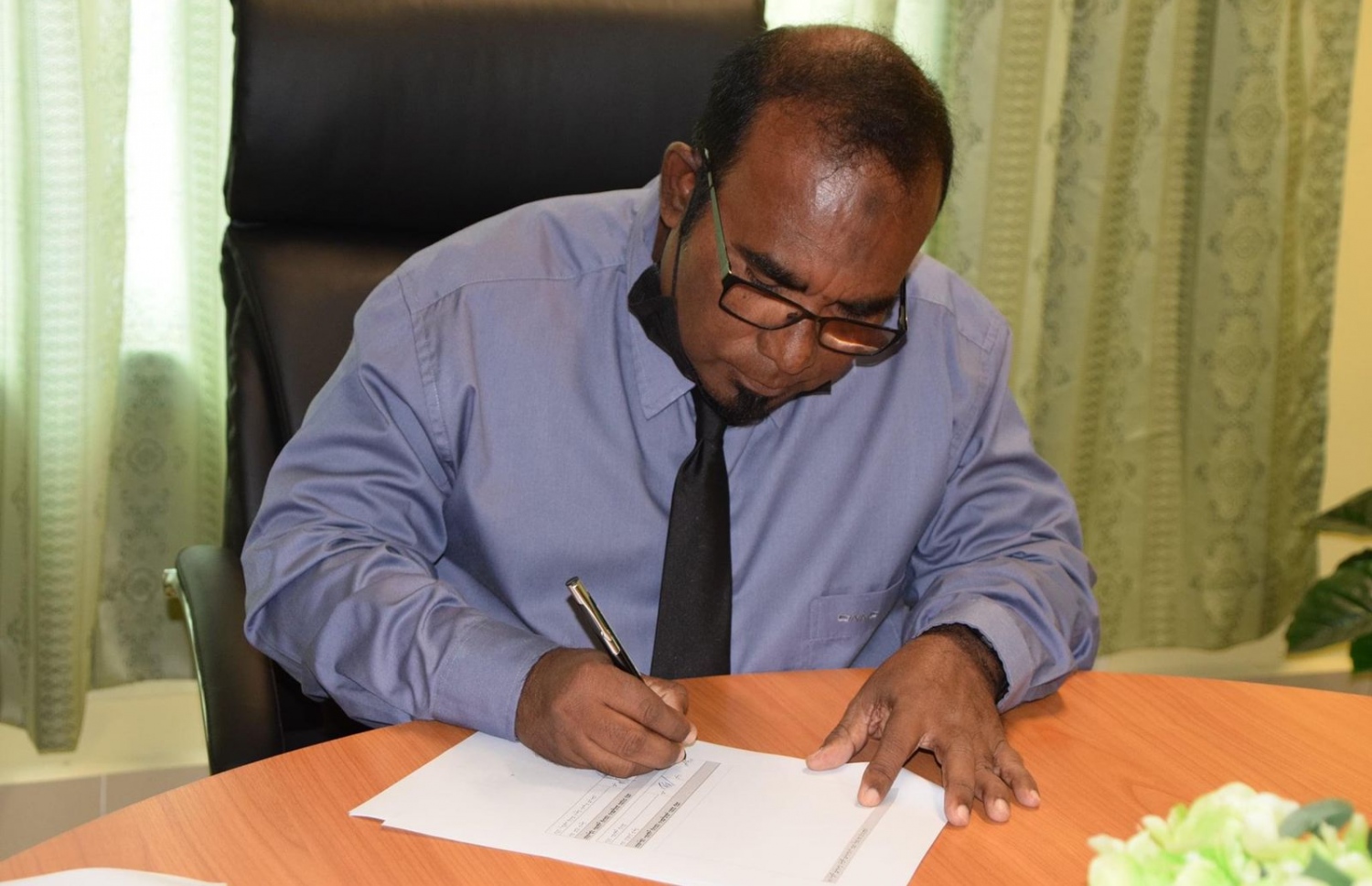 ދުވާފަރު ކައުންސިލްގެ މެމްބަރަކު އޮފީހުގައި.