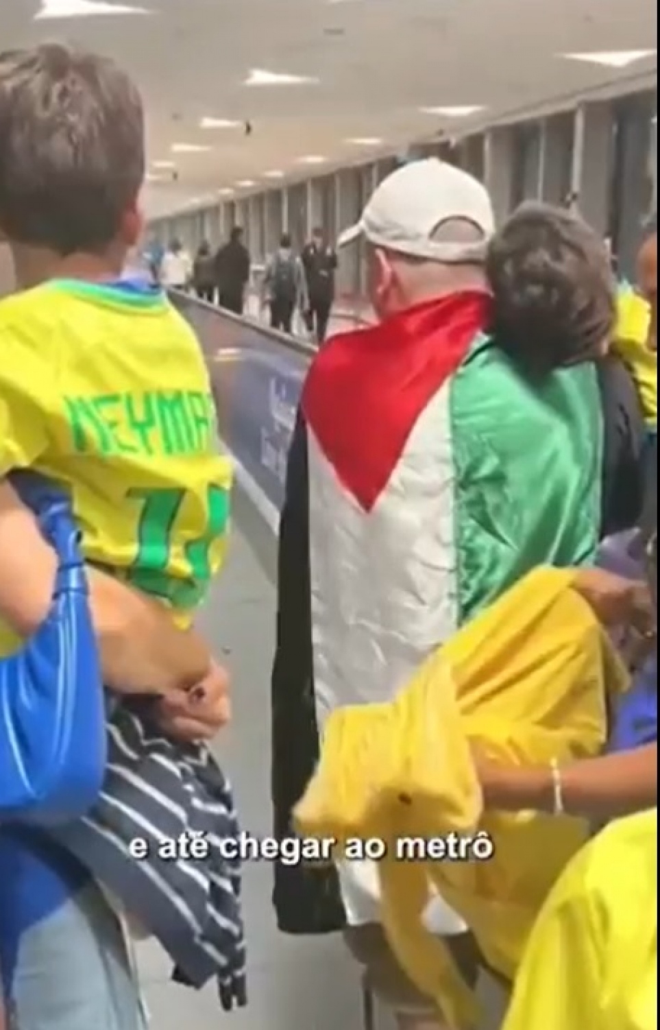 ހުޝާމްގެ ކޮނޑުމަތީގައި ޓީޓޭގެ ކާފަ ދަރިފުޅު ބާއްވައިގެން ގެންދާ މަންޒަރު: