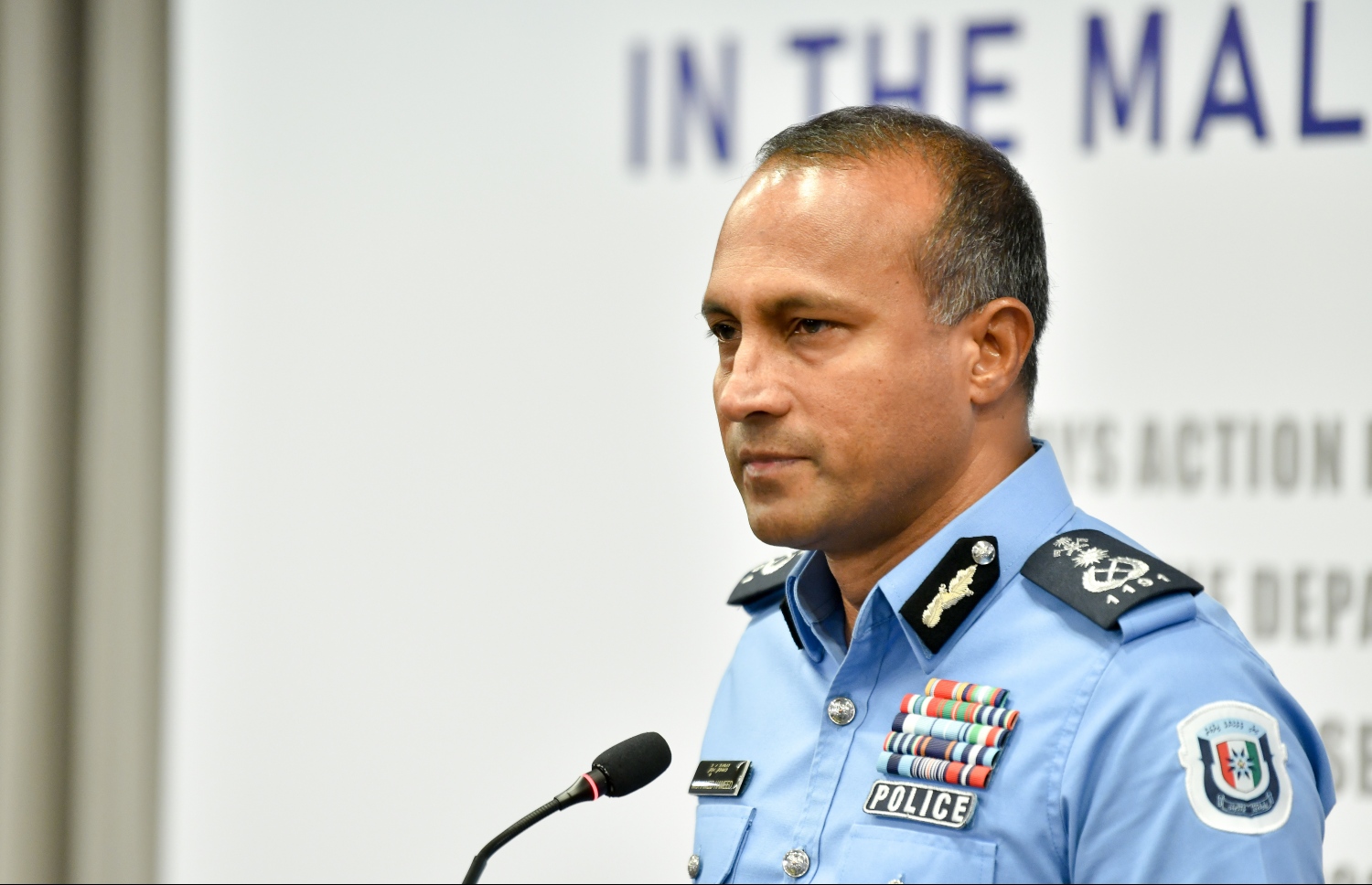 ކޮމިޝަނާ އޮފް ޕޮލިސް މުހައްމަދު ހަމީދު ނޫސްވެރިންގެ ބައްދަލުވުމެއްގައި ވާހަކަ ދައްކަވަނީ -- ފައިލް ފޮޓޯ: ނިޝާން އަލީ/ މިހާރު