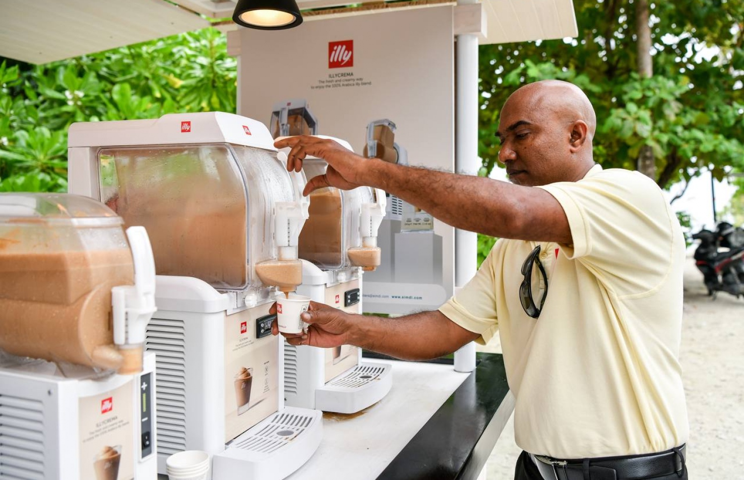 އިލީ ކްރީމާގެ ޓޭސްޓް ޓެސްޓިން އިވެންޓުގެ ތެރެއިން: އިލީ ކްރީމާގެ ދެ ސައިޒުގެ ޑިސްޕެންސަރު އެ އިވެންޓުގަ ބޭނުން ކޮށްފައިވޭ. -- ފޮޓޯ: ފަޔާޒް މޫސާ | މިހާރު