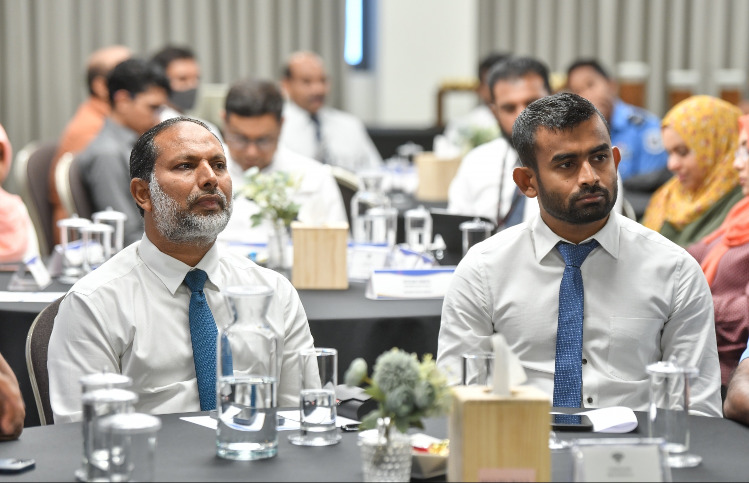 ސްކޭމްކޮށްގެން މީހުން އަތުން ފައިސާ ނަގަމުންދާ މައްސަލަތައް ހައްލު ކުރަން މުއައްސަސާތައް ގުޅިގެން މަސައްކަތް ކުރަން ބާއްވާ ވޯކްޝޮޕު ފެއްޓުމުގެ ރަސްމިއްޔާތުގައި ހޯމް މިނިސްޓަރު އިމްރާން އަބްދުﷲ އާއި ކޮމިޝަނާ އޮފް ޕްރިޒަންސް އަހުމަަދު މުހައްމަދު -- ފޮޓޯ: ނިޝާން އަލީ/ މިހާރު