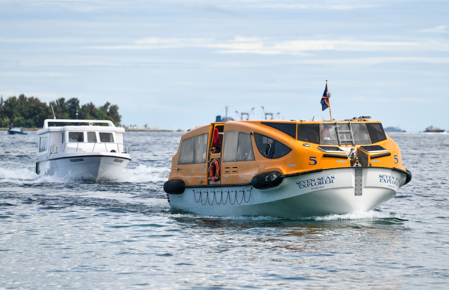 "ސެވެން ސީސް އެކްސްފްލޯރާ" ކްރޫޒްލައިނާގެ ޓޫރިސްޓުން ގޮވައިގެން އެ ކްރޫޒްލައިނާގެ ފެރީ މާލޭގެ ރަސްމީ ފާލަމަށް ކައިރި ކުރަނީ.--- ފޮޓޯ: ފަޔާޒު މޫސާ| މިހާރު