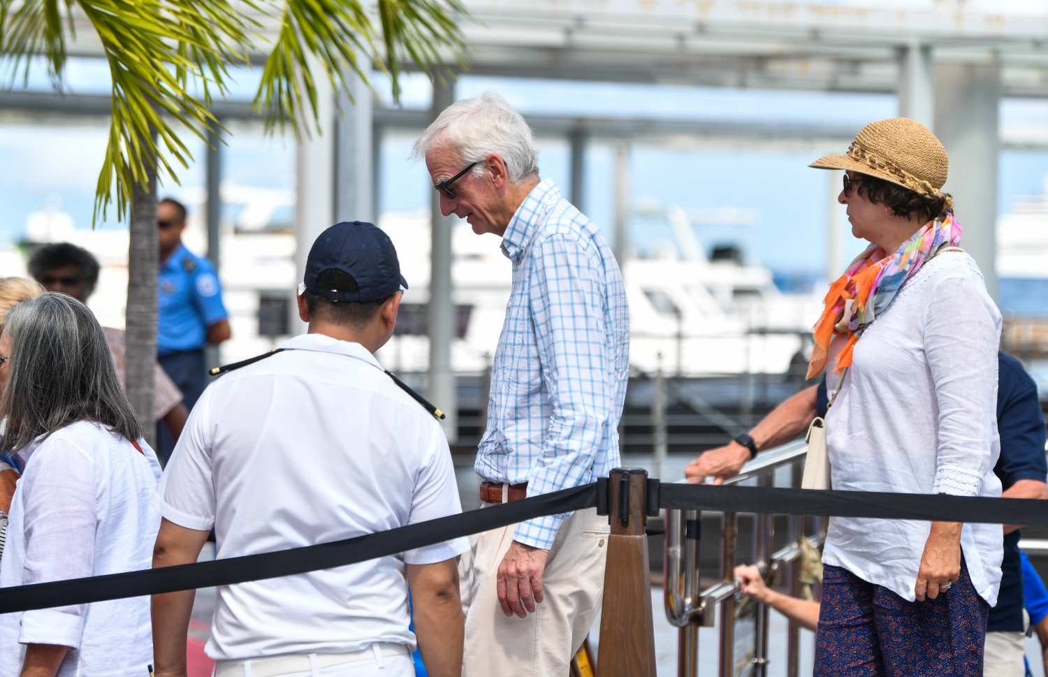 "ސެވެން ސީސް އެކްސްފްލޯރާ" ކްރޫޒްލައިނާ އިން އައި ޓޫރިސްޓުން ރަސްމީ ފާލަމުން މާލެ އަށް ފައިބަނީ.--- ފޮޓޯ: ފަޔާޒު މޫސާ| މިހާރު