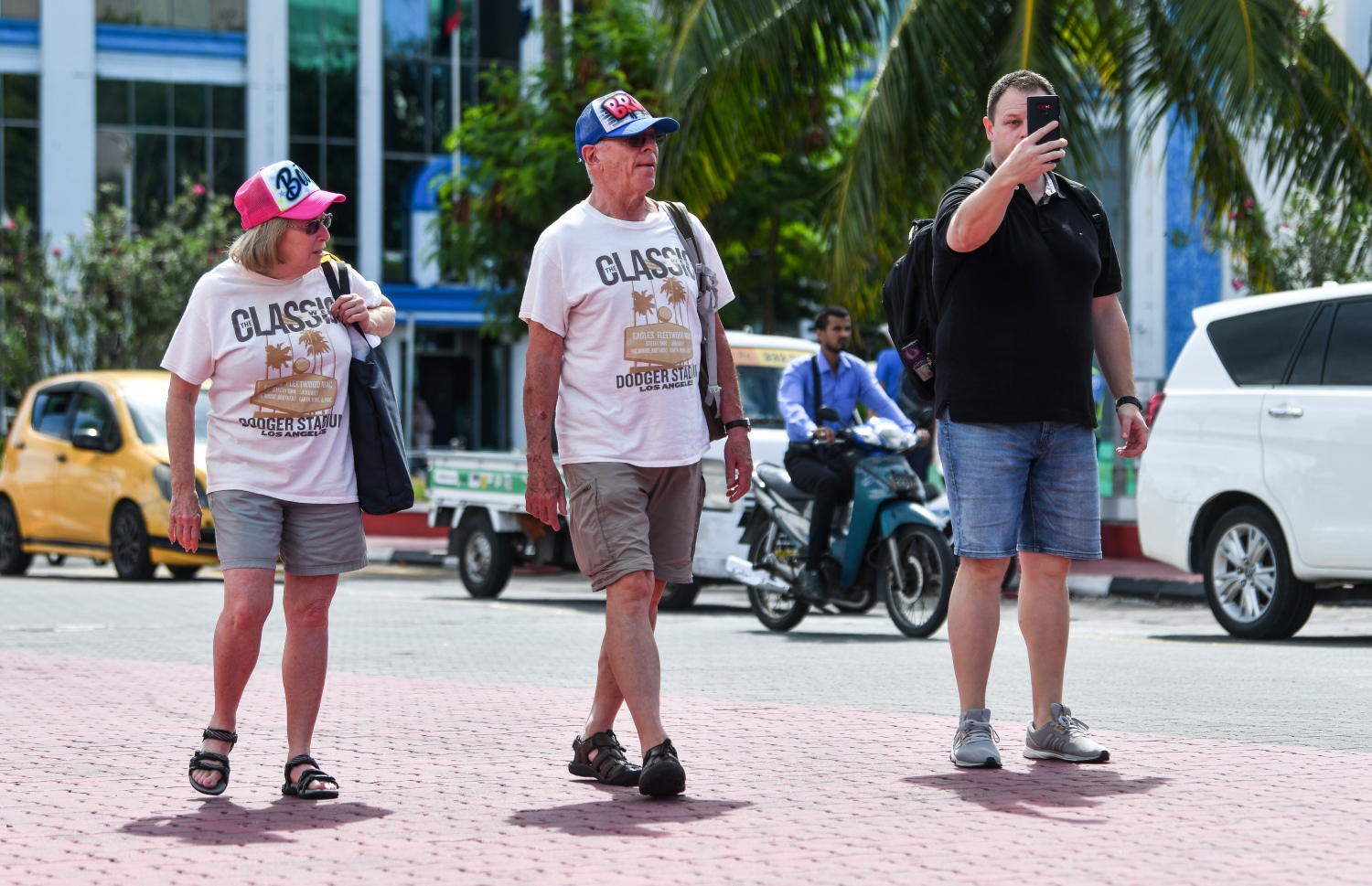 "ސެވެން ސީސް އެކްސްފްލޯރާ" ކްރޫޒްލައިނާ އިން ދަތުރުކުރި ބައެއް ޓޫރިސްޓުން ޖުމްހޫރީ މައިދާން ސަރަހައްދުގައި މަޑުކޮށްލައިގެން: އެ ކްރޫޒާލައިނާ އިން އައި 600 ޓޫރިސްޓަކު މާލެ ފޭބި.--- ފޮޓޯ: ފަޔާޒު މޫސާ | މިހާރު