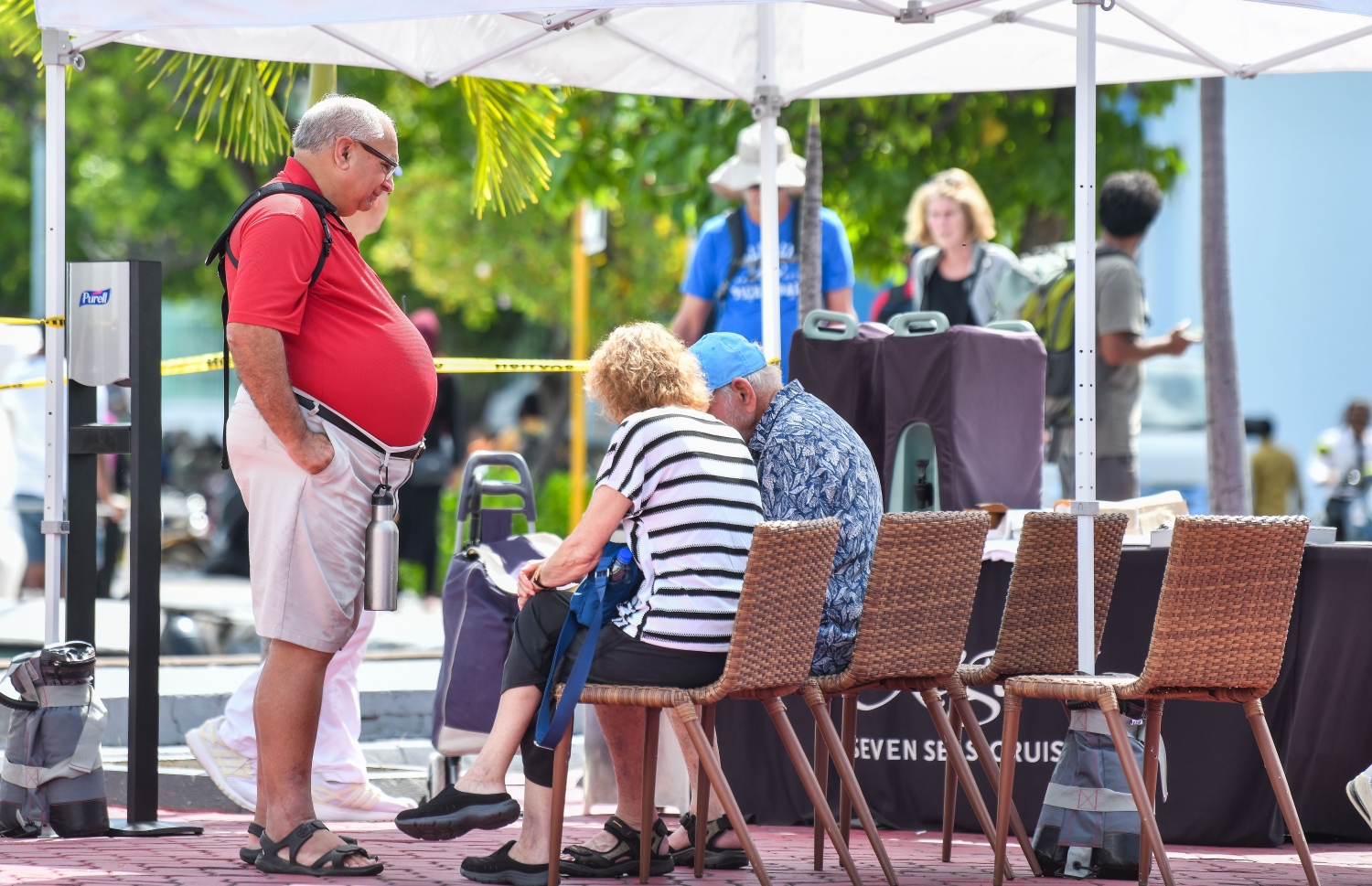 "ސެވެން ސީސް އެކްސްފްލޯރާ" ކްރޫޒްލައިނާ އިން ދަތުރުކުރި ބައެއް ޓޫރިސްޓުން ޖުމްހޫރީ މައިދާނުގައި މަޑުކޮށްލައިގެން.--- ފޮޓޯ: ފަޔާޒު މޫސާ | މިހާރު