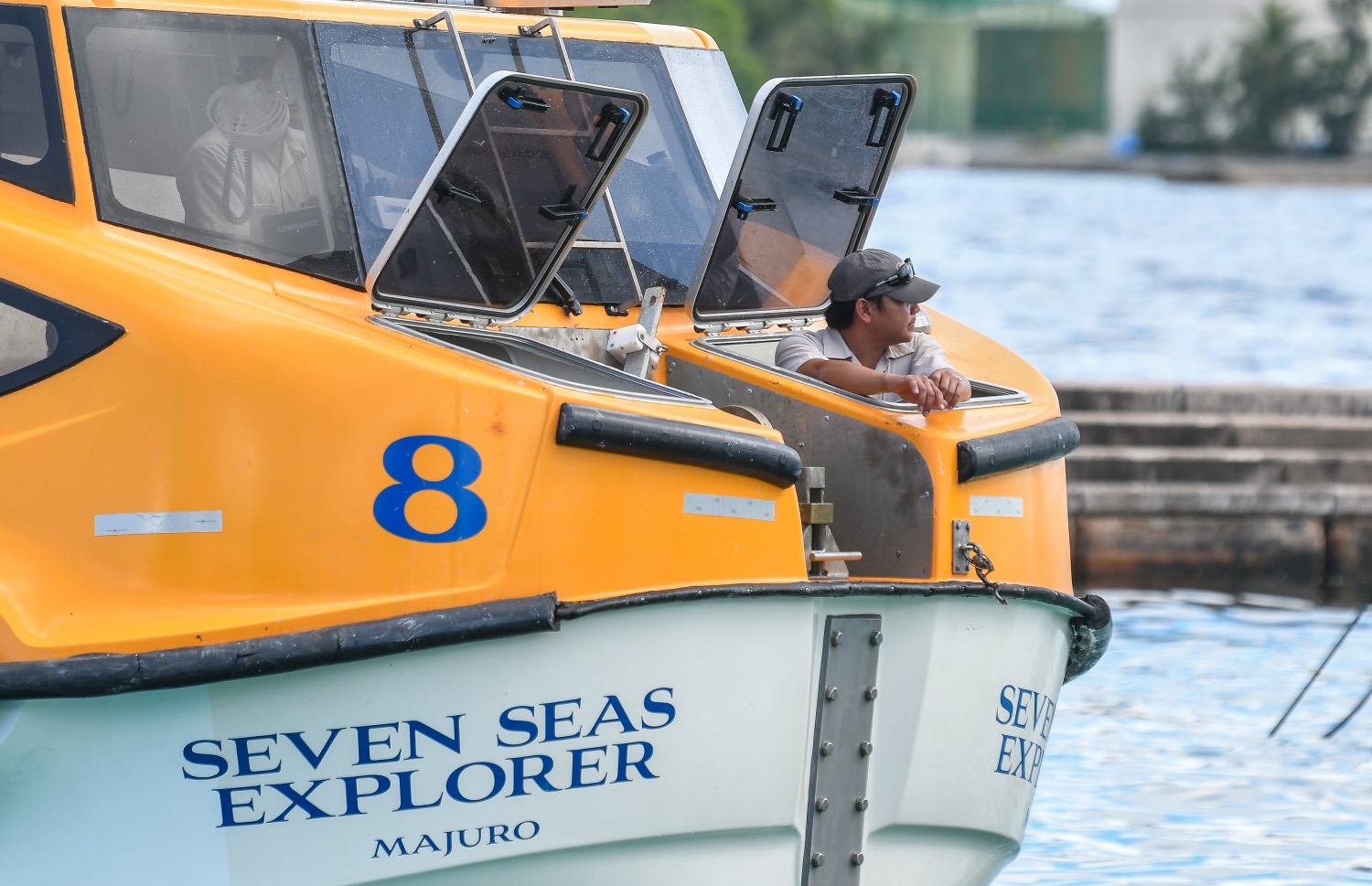 "ސެވެން ސީސް އެކްސްފްލޯރާ" ކްރޫޒްލައިނާގެ ޓޫރިސްޓުން ގޮވައިގެން އެ ކްރޫޒްލައިނާގެ ފެރީ މާލޭގެ ރަސްމީ ފާލަމަށް ކައިރި ކުރާއިރު އެ ފެރީގެ ފަޅުވެރިއަކު ބޭރު ބަލަން މަޑުކޮށްލައިގެން.--- ފޮޓޯ: ފަޔާޒު މޫސާ| މިހާރު