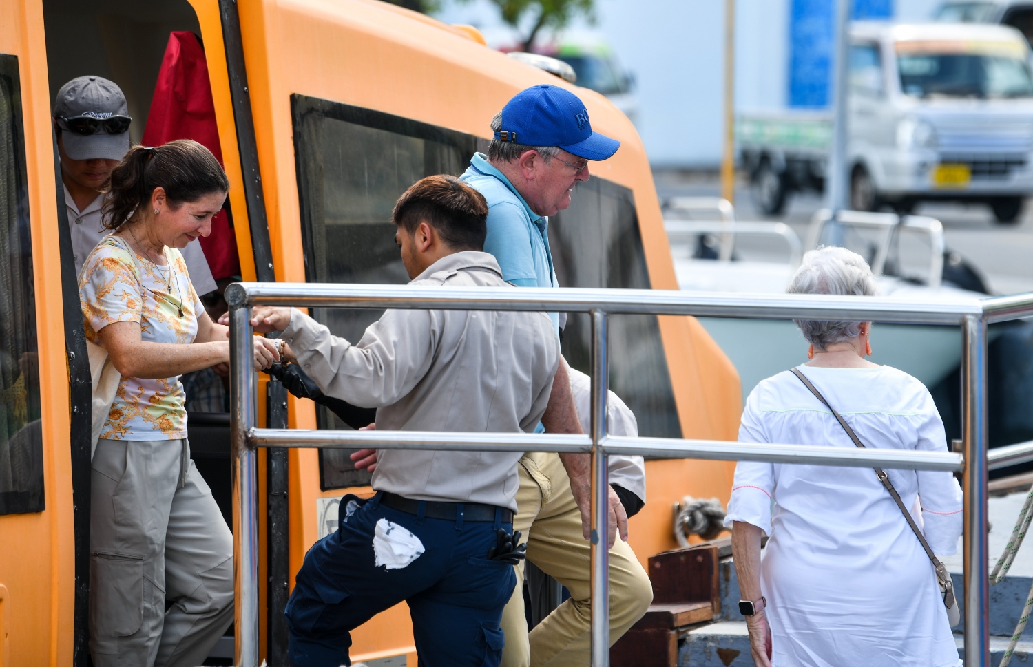 އާދިއްތަ ދުވަހު ރާއްޖެ އައި "ސެވެން ސީސް އެކްސްފްލޯރާ" ގެ ބައެއް ޓޫރިސްޓުން މިއަދު މާލެ އަށް ފައިބަނީ.--- ފޮޓޯ: ފަޔާޒު މޫސާ | މިހާރު