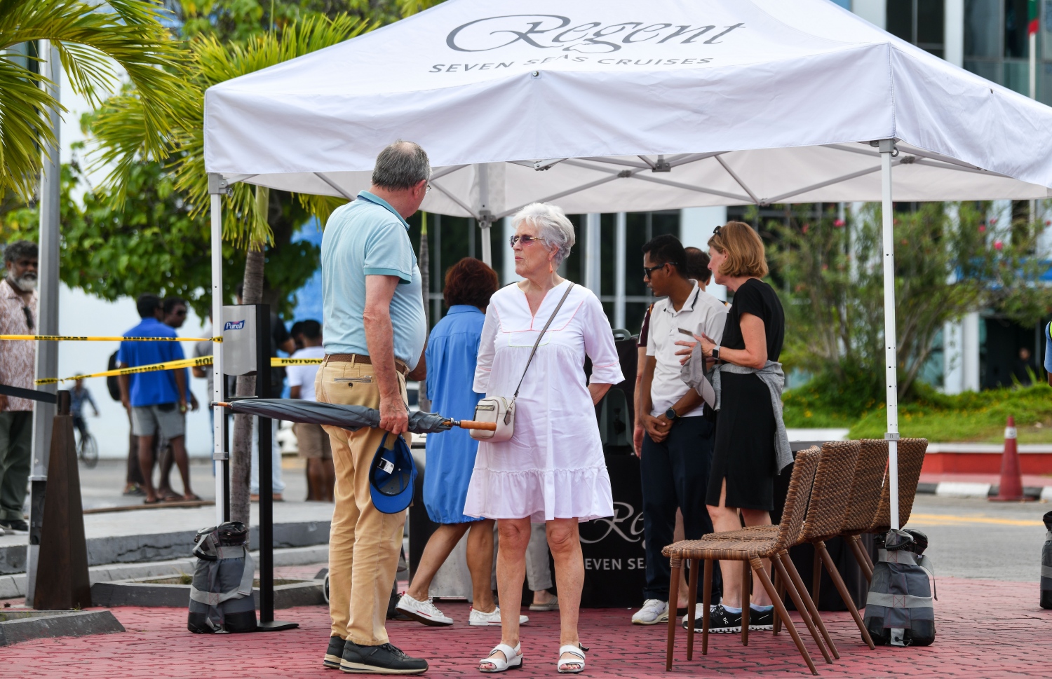 "ސެވެން ސީސް އެކްސްފްލޯރާ" ކްރޫޒްލައިނާ އިން ދަތުރުކުރި ބައެއް ޓޫރިސްޓުން ޖުމްހޫރީ މައިދާން ސަރަހައްދުގައި މަޑުކޮށްލައިގެން: އެ ކްރޫޒާލައިނާ އިން އައި 600 ޓޫރިސްޓަކު މާލެ ފޭބި.--- ފޮޓޯ: ފަޔާޒު މޫސާ | މިހާރު