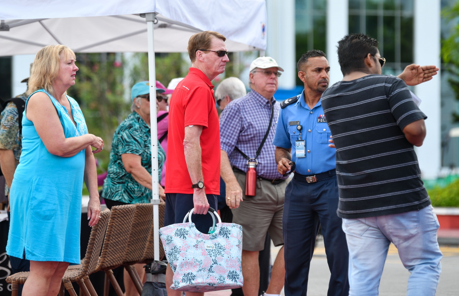 ކްރޫޒްލައިނާ އިން ދަތުރުކުރި ބައެއް ޓޫރިސްޓުން މާލެ ފޭބުމުން، ފުލުހަކު އެ މީހުންނަށް ބައެއް މައުލޫމާތު ދެނީ.--- ފޮޓޯ: ފަޔާޒު މޫސާ | މިހާރު