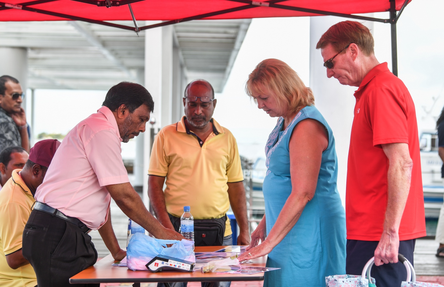 ކްރޫޒްލައިނާ އިން މާލެ އަށް ފޭބި ޓޫރިސްޓުންތަކެއް: މިއީ ކޮވިޑަށް ފަހު ކްރޫޒްލައިނާއަކުން އައި ޓޫރިސްޓުންތަކެއް މާލެ ފޭބި ފުރަތަމަ ފަހަރު.---ފޮޓޯ: ފަޔާޒު މޫސާ | މިހާރު