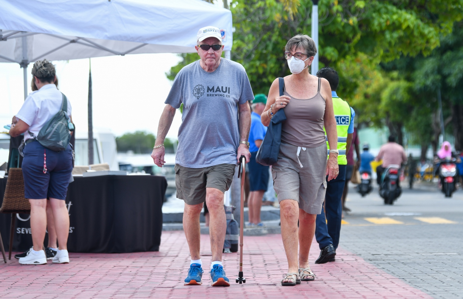 "ސެވެން ސީސް އެކްސްފްލޯރާ" ކްރޫޒްލައިނާ އިން ދަތުރުކުރި ބައެއް ޓޫރިސްޓުން ޖުމްހޫރީ މައިދާން ސަރަހައްދުން ހިނގާފައި ދަނީ: އެ ކްރޫޒާލައިނާ އިން އައި 600 ޓޫރިސްޓަކު މާލެ ފޭބި.--- ފޮޓޯ: ފަޔާޒު މޫސާ | މިހާރު