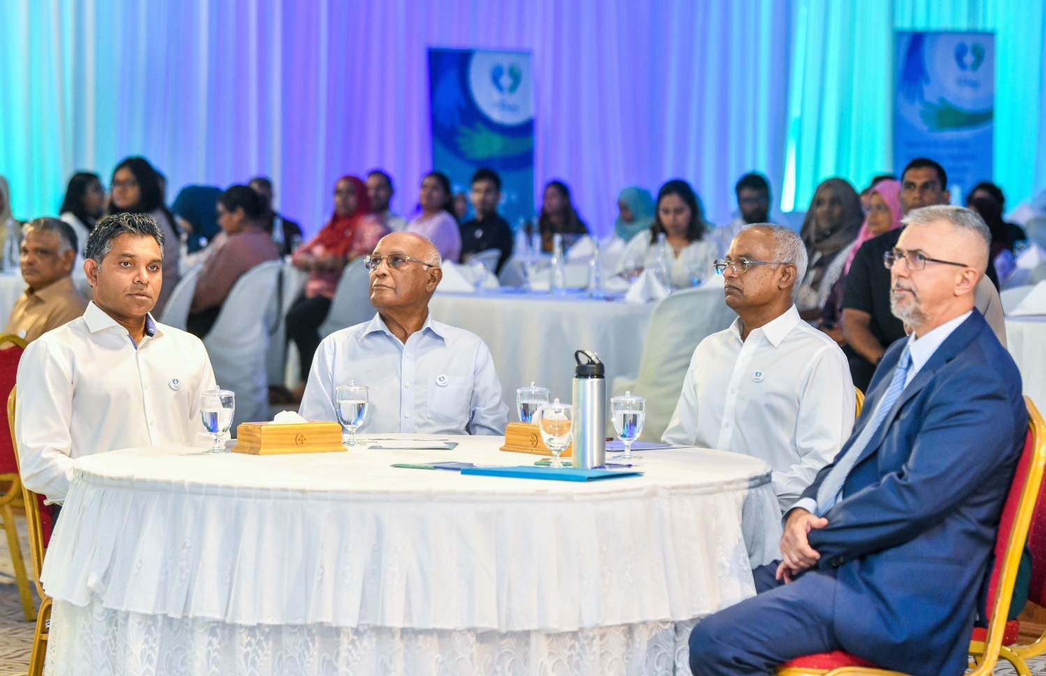 ނަފްސާނީ ދުޅަހެޔޮކަމަށް "ކިހިނެއް" ނަމުގައި ކެމްޕެއިން ފެށުމުގެ ރަސްމިއްޔާތުގައި ރައީސް އިބްރާހިމް މުހައްމަދު ސޯލިހު، ނައިބު ރައީސް ފައިސަލް ނަސީމް، ހެލްތު މިނިސްޓަރު ނަސީމް އަދި ޑިރެކްޓާ ޖެނެރަލް އޮފް ޕަބްލިކް ހެލްތު ސާވިސް މައިމޫނާ އަބޫބަކުރު ބައިވެރިވެވަޑައިގަންނަވަނީ.-- ފޮޓޯ: ފަޔާޒު މޫސާ/ މިހާރު