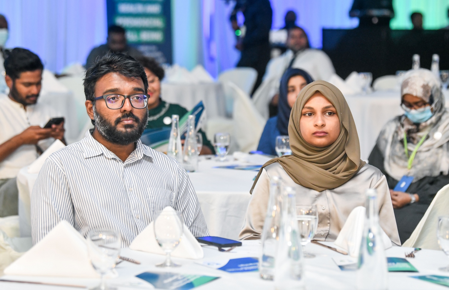 ނަފްސާނީ ދުޅަހެޔޮކަމަށް ހޭލުންތެރިކުރުމުގެ ގައުމީ ކެމްޕެއިން، "ކިހިނެއް؟" ލޯންޗުކުރުމަށް މިއަދު ބޭއްވި ރަސްމިއްޔާތުގައި ބައިވެރިވި ބައެއް މީހުން.-- ފޮޓޯ: ފަޔާޒު މޫސާ/ މިހާރު