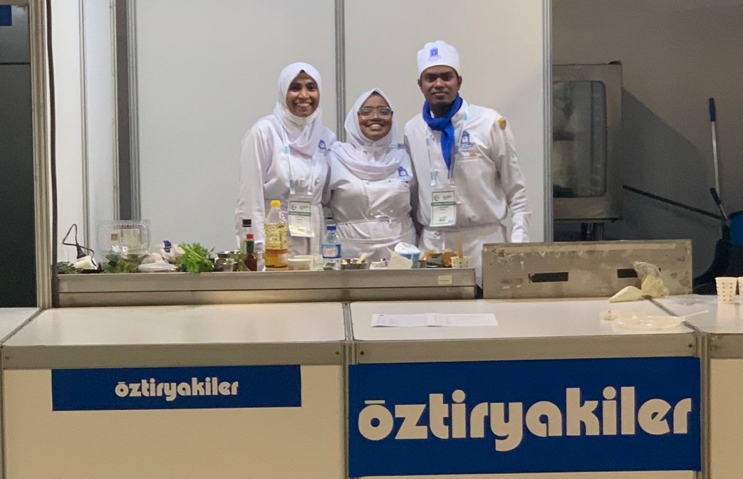 ތޮހާ އޭނަގެ ކްލާސްމޭޓުންނާއެކު.