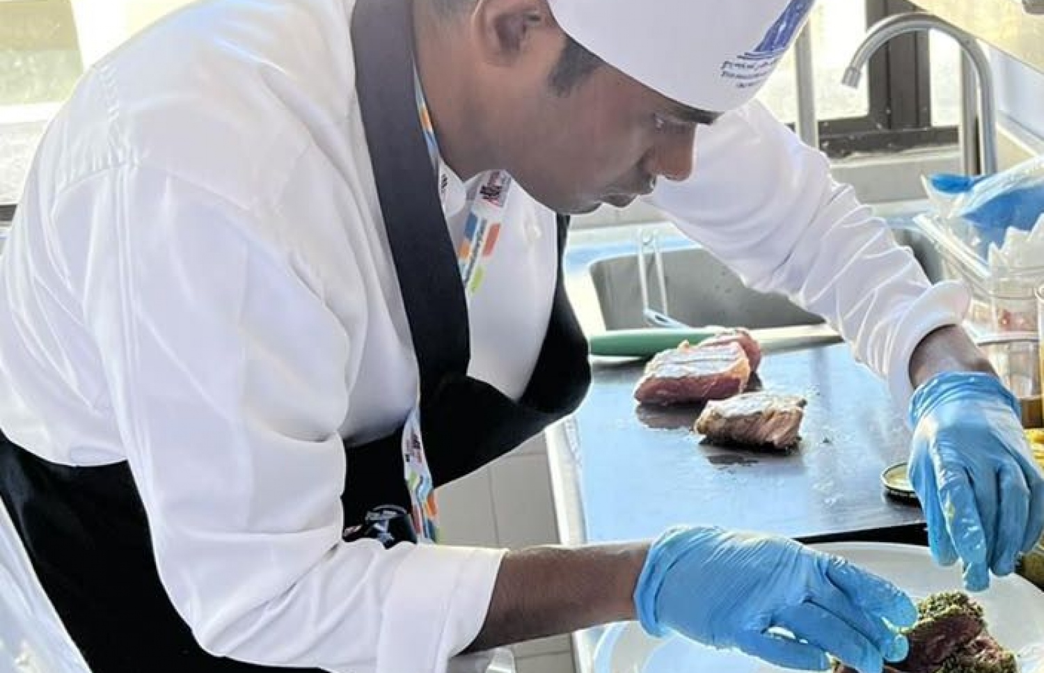 ތޮހާ، އޭނާ ކިޔަވަމުންދާ އެމްއެންޔޫގެ ކަލިނަރީ ކޯހުގެ ކްލާހެއްގައި ކައްކަނީ.