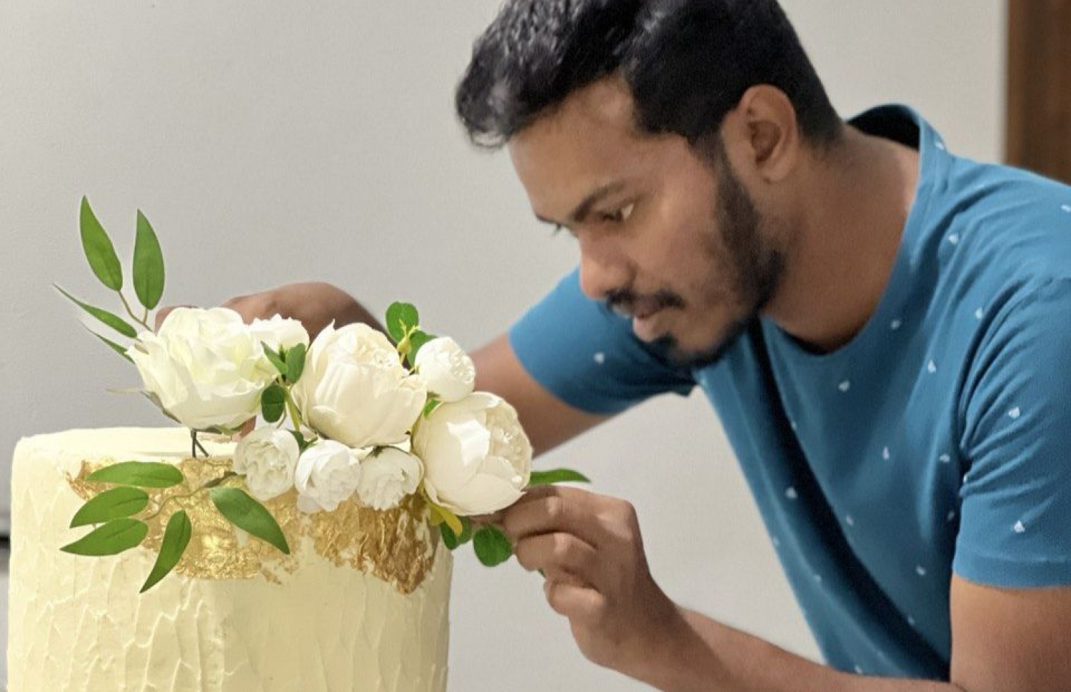 ވެޑިން ކޭކެއް ތައްޔާރު ކުރަނީ.