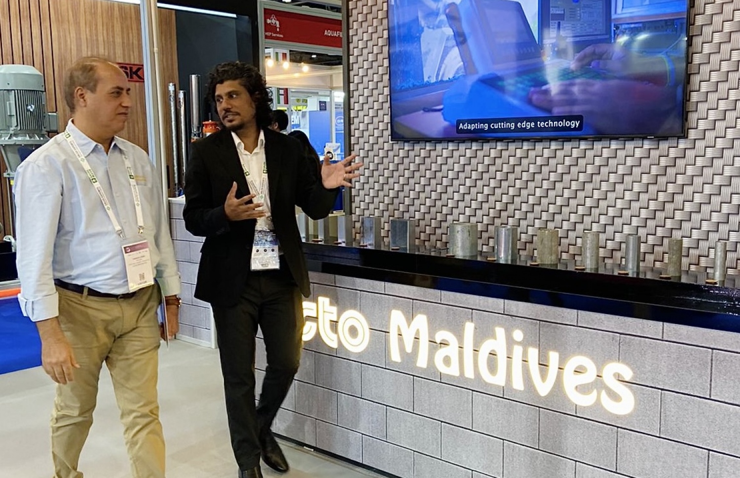 އެސްޓީއޯގެ ސްޓޯލަށް ޒިޔާރަތް ކުރި ފެއާގެ ބައިވެރިއަކަށް ސްޓޯލާ ގުޅޭ މައުލޫމާތު ދެނީ. ---ފޮޓޯ: އެސްޓީއޯ