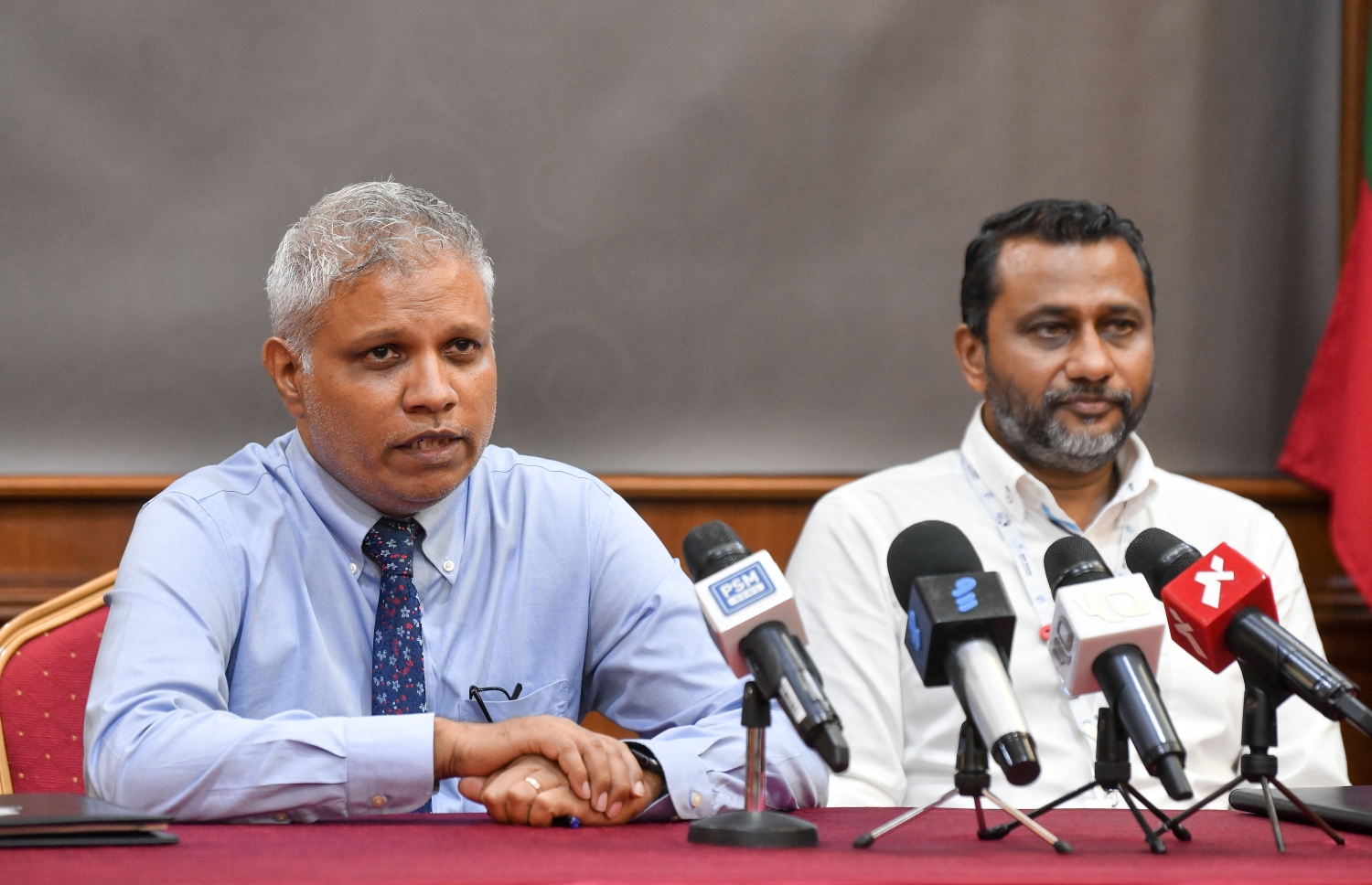 އެމްއެންޔޫ ވައިސް ޗާންސެލަރު ޑރ. މުހައްމަދު ޝަރީފް (ވ) އާއި އޭޑީކޭ ހޮސްޕިޓަލްގެ މެނޭޖިން ޑިރެކްޓަރު އަހްމަދު އަފްއާލް ނޫސްވެރިންނާ ވާހަކަ ދައްކަވަނީ.---ފޮޓޯ: ނިޝާން އަލީ | މިހާރު