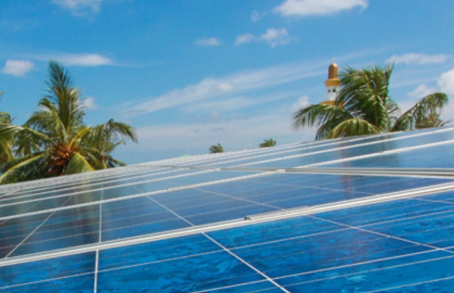 ރާއްޖޭގެ ރަށެއްގައި ހަރުކޮށްފައިވާ އިރުން ކަރަންޓު އުފައްދަން ބޭނުންކުރާ ސޯލާ ޕެނަލްތަކެއް