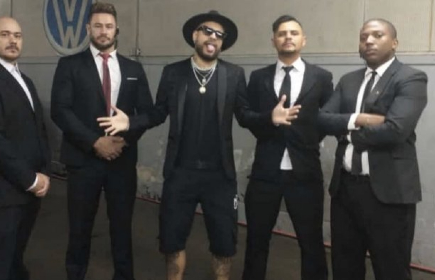 އޮލިވިއޭރާ "ނޭމާ ވަންތަ ސިފައިގައި" އޭނާގެ ބައެއް ރައްޓެހިން ބޮޑީގާޑުންގެ ގޮތުގައި