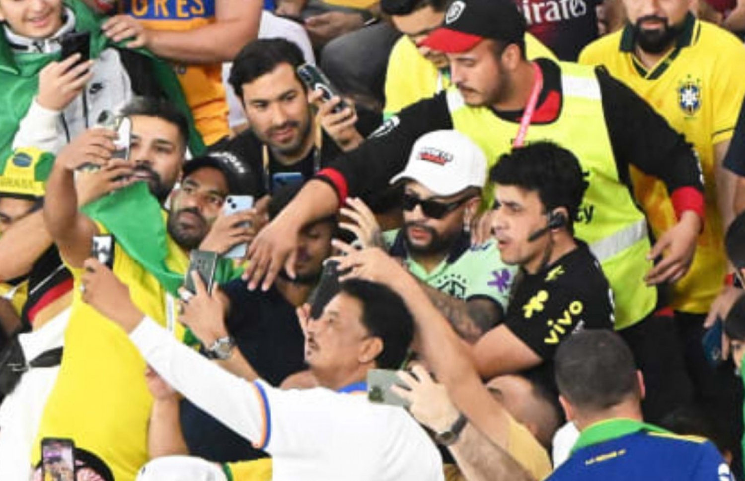 ނޭމާ ކަމަށް ހީކޮށް ސަޕޯޓަރުން އޮލިވިއޭރާ އާއެކު ފޮޓޯ ނަގަނީ