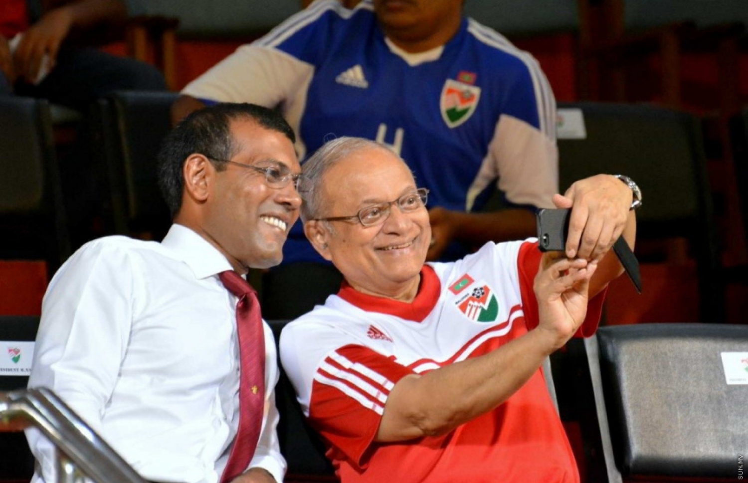 ގައުމީ ޓީމުގެ މެޗަކަށް ވަޑައިގެން ރައީސް މައުމޫން (ކ) ރައީސް ނަޝީދުއާ އެކު ސެލްފީއެއް ނަންގަވަނީ.