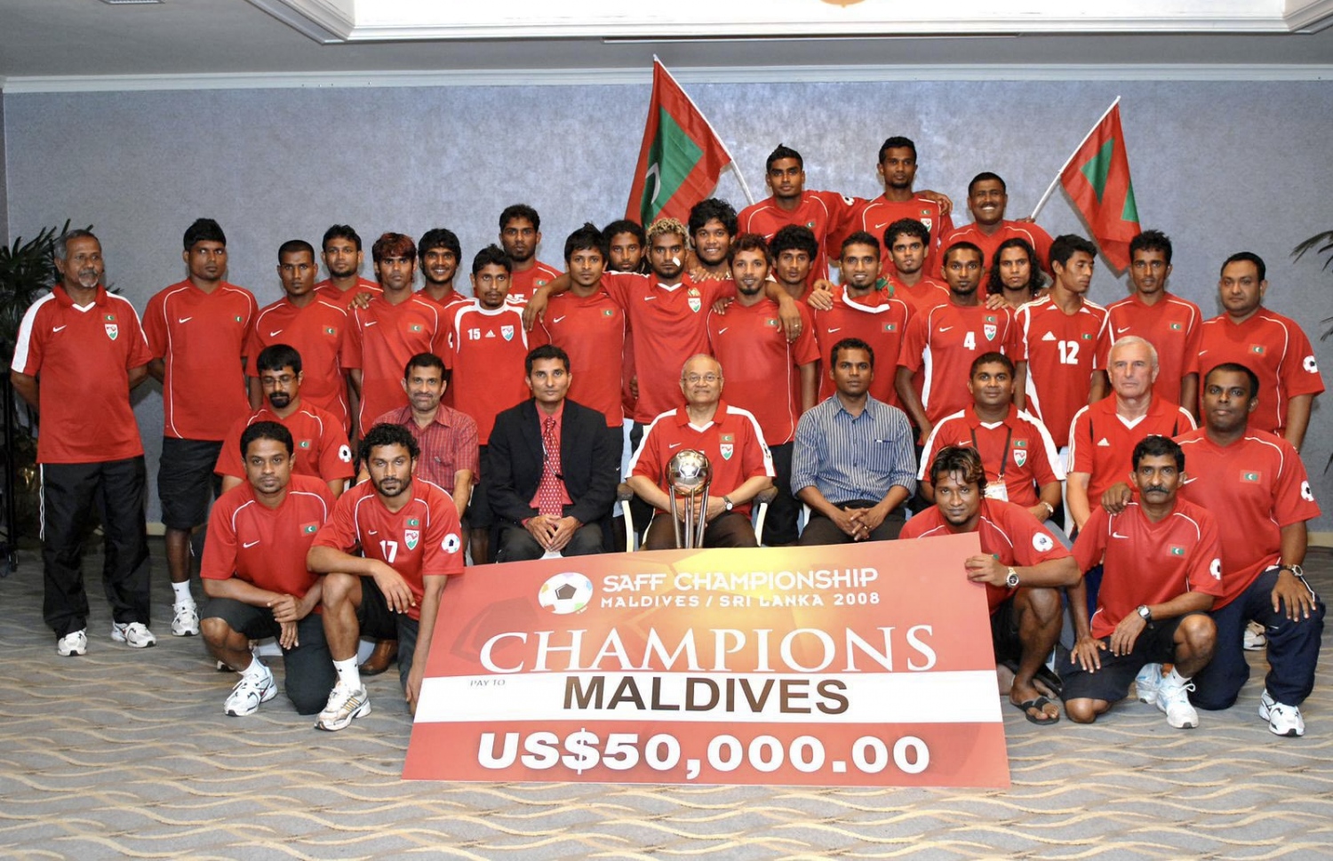 2008 ވަނަ އަހަރުގެ ސާފް ޗެމްޕިއަންޝިޕް ކާމިޔާބުކުރި ގައުމީ ފުޓްބޯޅަ ޓީމާ އެކު މައުމޫން ގްރޫޕް ފޮޓޯއެއްގައި.