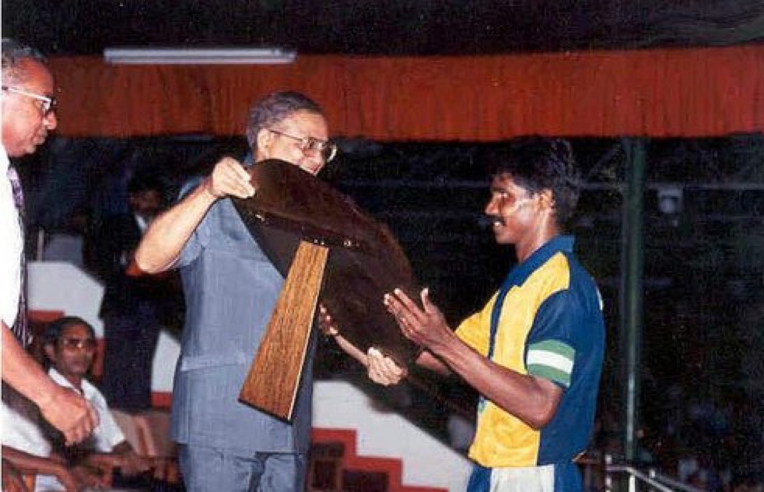 ކުޑަމޫސަ (ކ) އަށް މައުމޫން އައްޑަނައެއް ހަވާލުކޮށްދެއްވަނީ.