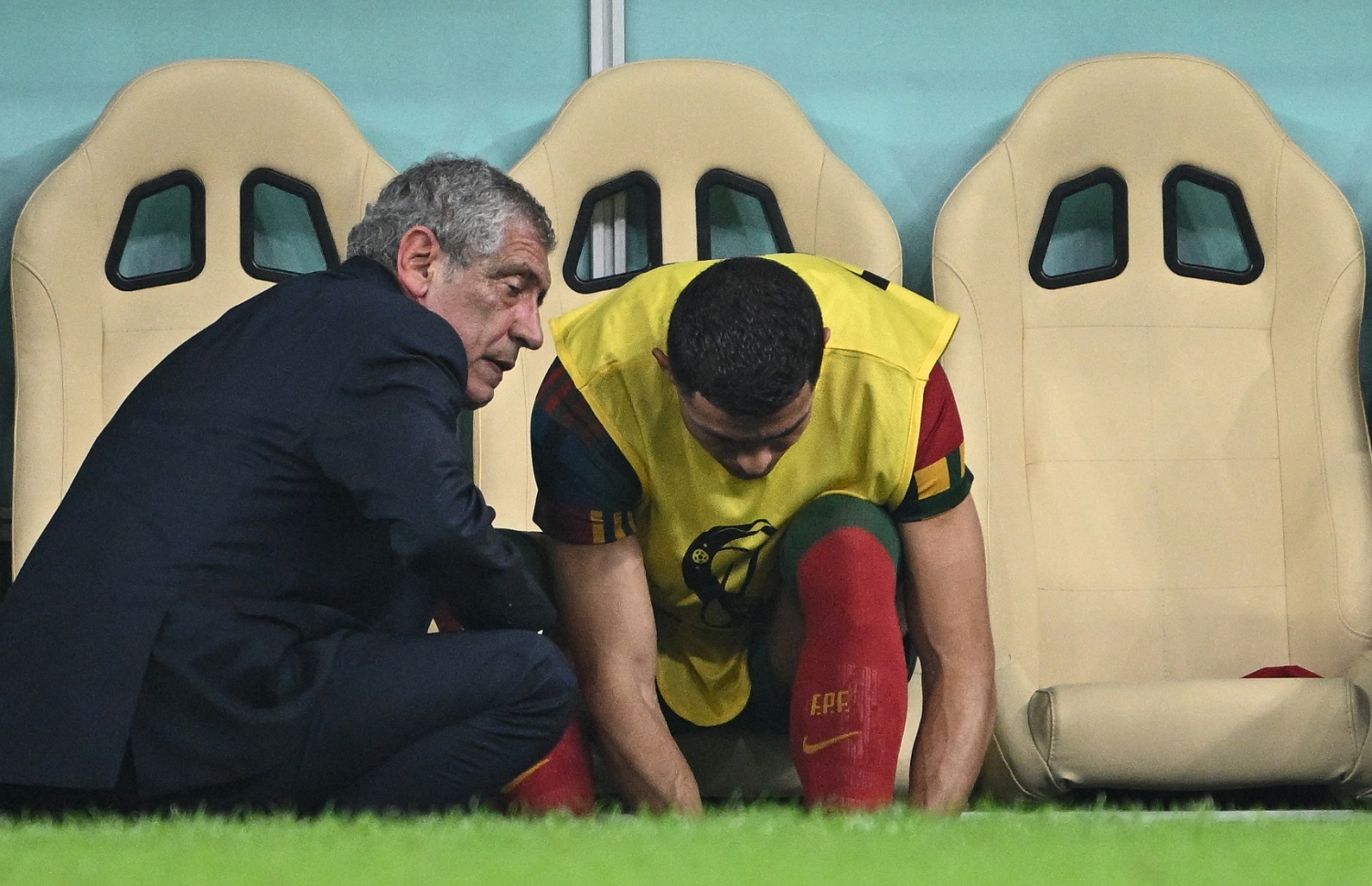 ޕޯޗުގަލްގެ ކޯޗު ސަންޓޯސް (ވ) ރޮނާލްޑޯ އާ ވާހަކަ ދައްކަނީ: މީޑިއާގެ ކުރިމަތީގައި ސަންޓޯސް ވަނީ ރޮނާލްޑޯ އަށް ތައުރީފް ކޮށްފަ --- ފޮޓޯ: އޭއެފްޕީ