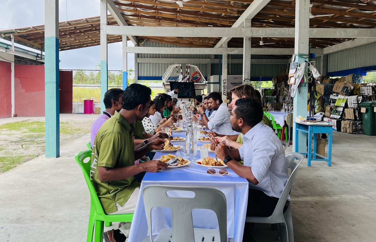 ބ. ކިހާދޫގައި ކުނި މެނޭޖުކުރާ އިކޯ ސެންޓަރުގައި ބޭއްވި މެންދުރުގެ ކެއުމުގައި ސަރުކާރުގެ ބައެއް އިސްވެރިންނާއި ރަށްރަށުގެ ކައުންސިލުތަކާއި ސޮނެވާ ނަމޫނާގެ އޮފިޝަލުން -- ފޮޓޯ: މިހާރު