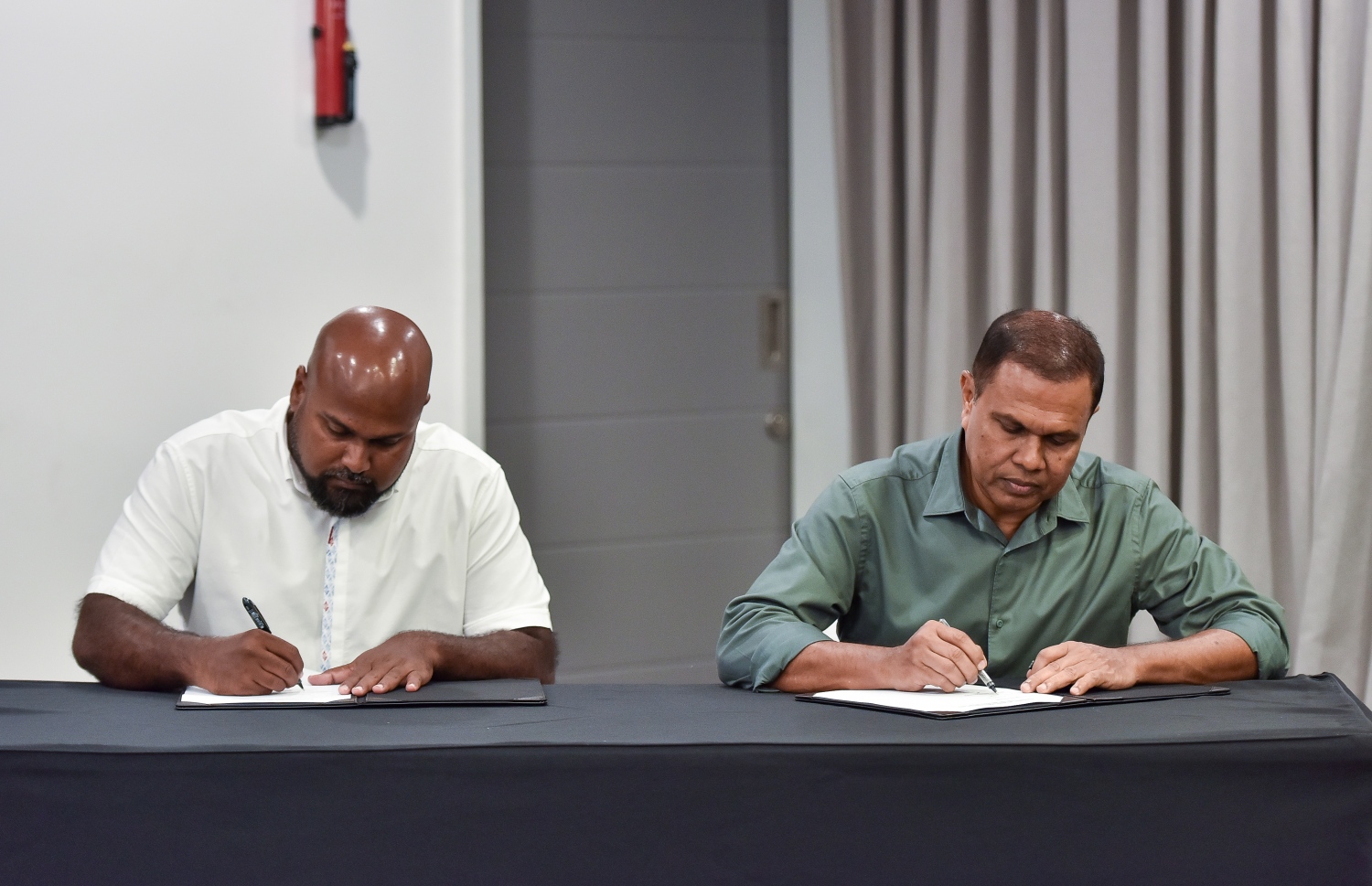 ދަމާސް އާއި ޓްރަސްޓް އިންޖިނިއަރިންނާ އެކު އެއްބަސްވުމެއްގައި ސޮއި ކުރައްވަނީ-- ފޮޓޯ: ފަޔާޒް މޫސާ/ މިހާރު