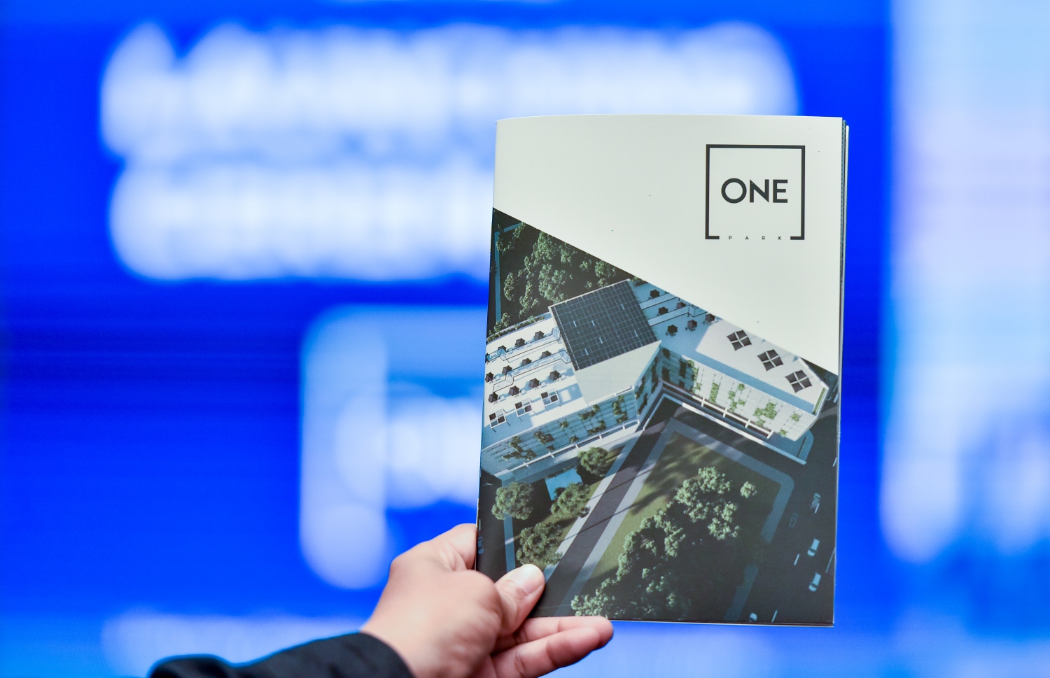 "ވަން ޕާކް" ބިލްޑިންގެ މައުލޫމާތުތައް ހިމެނޭ ފޮތް-- ފޮޓޯ: ފަޔާޒް މޫސާ/ މިހާރު