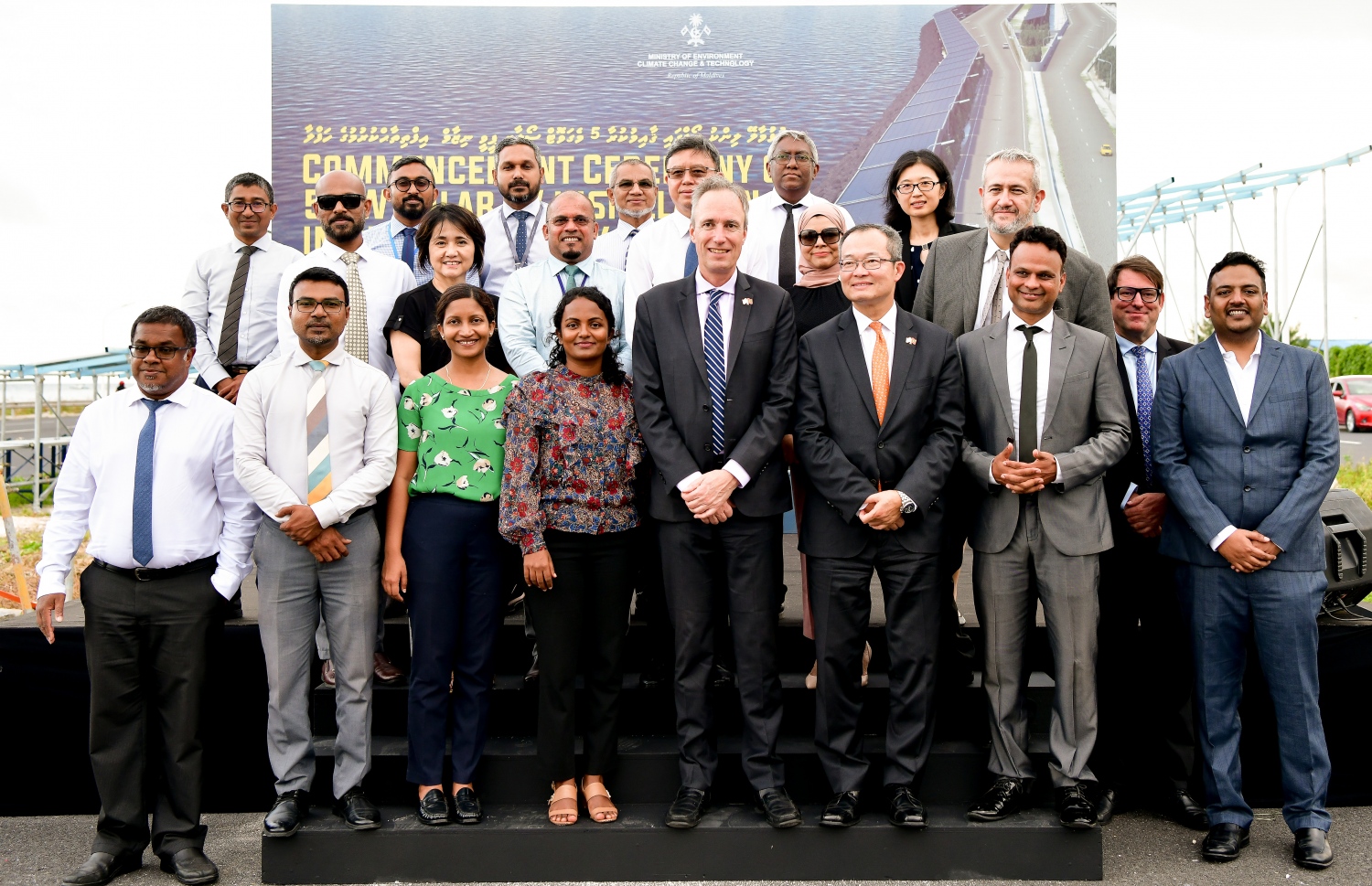 ސިނަމާލެ ބްރިޖުގެ ލިންކްރޯޑުގައި ސޯލާ ޕެނަލް މަސައްކަތް ފެށުމަށް އެސަރަހައްދުގައި ބޭއްވި ރަސްމިއްޔާތައް ފަހު ގުރޫޕު ފޮޓޯއެއް ނަންގަވަނީ.-- ފޮޓޯ: ނިޝާން އަލީ \ މިހާރު