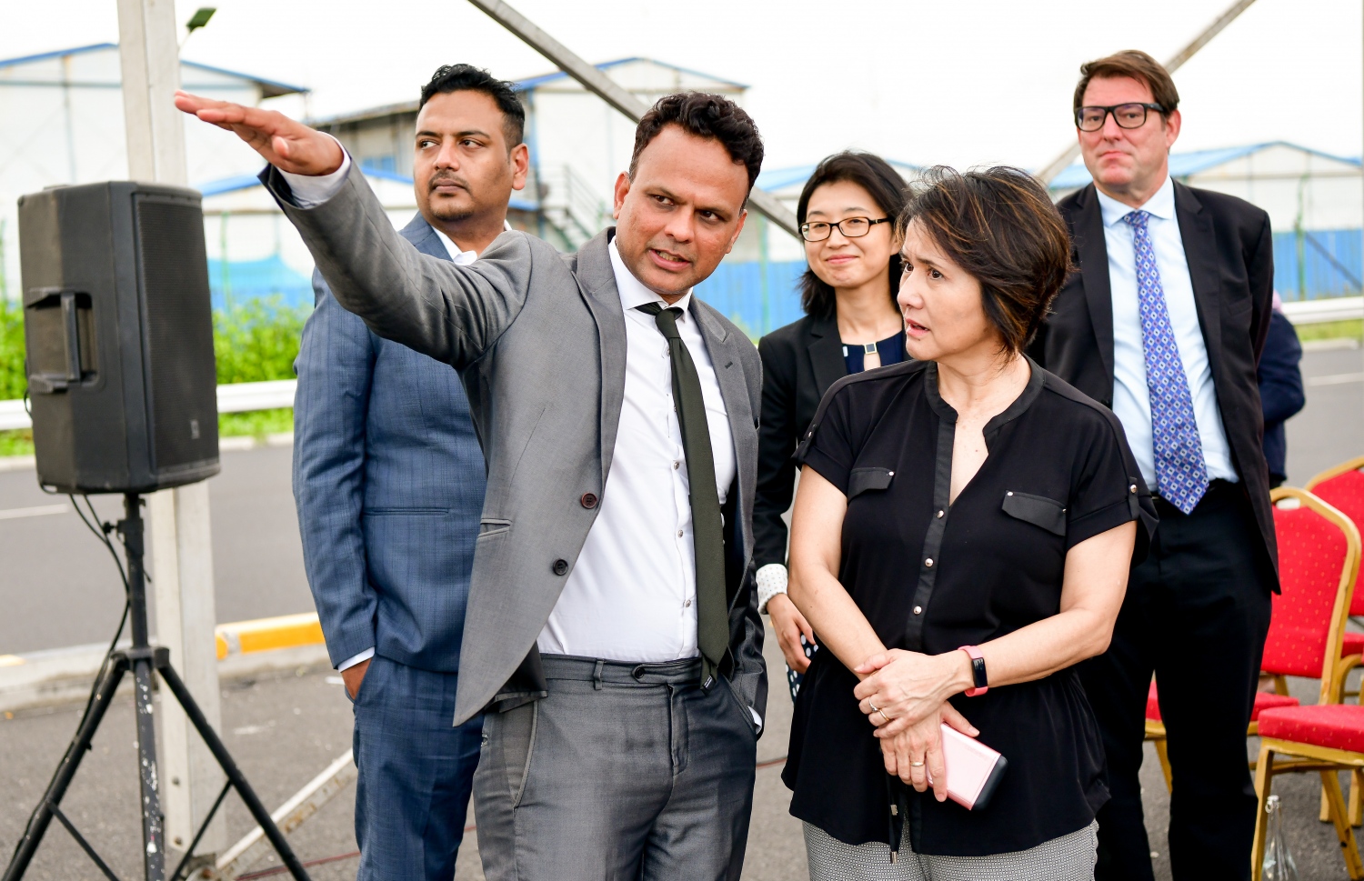 ސިނަމާލެ ބްރިޖު، ހުޅުލެ އާއި ހުޅުމާލެ ގުޅުވައިދޭ ލިންކު ރޯޑުގައި ސޯލާ ޕެނަލްތައް ހަރުކުރުމުގެ އަމަލީ މަސައްކަތް ފެށުމަށް މިއަދު އެސަރަހައްދުގައި ބޭއްވި ރަސްމިއްޔާތުގެ ތެރެއިން.-- ފޮޓޯ: ނިޝާން އަލީ/މިހާރު