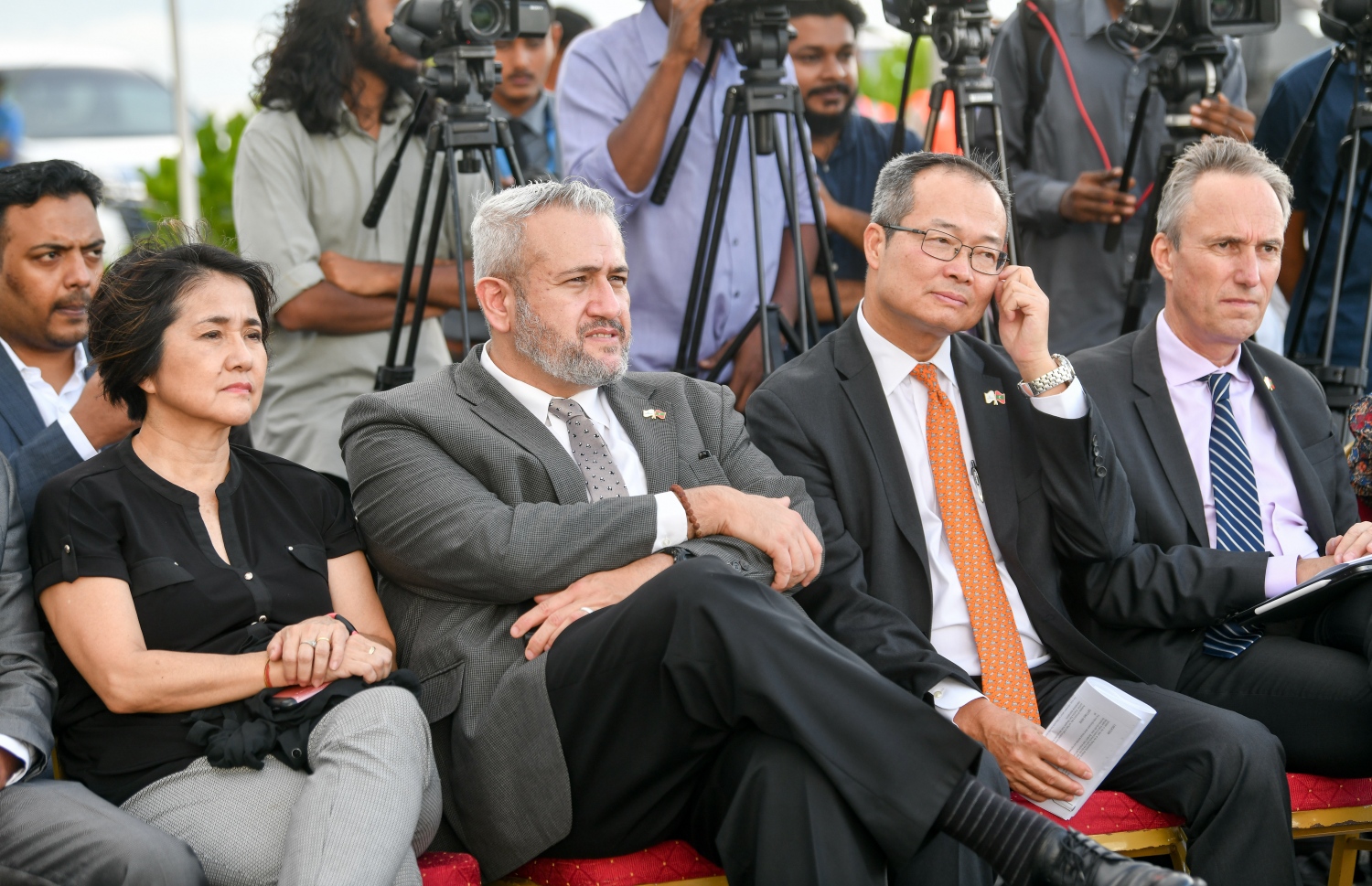 ސިނަމާލެ ބްރިޖު، ހުޅުލެ އާއި ހުޅުމާލެ ގުޅުވައިދޭ ލިންކު ރޯޑުގައި ސޯލާ ޕެނަލްތައް ހަރުކުރުމުގެ އަމަލީ މަސައްކަތް ފެށުމަށް މިއަދު އެސަރަހައްދުގައި ބޭއްވި ރަސްމިއްޔާތުގައި ވޯލްޑް ބޭންކުގެ ބައެއް އިސްވެރިން ބައިވެރިވެވަޑައިގަންނަވަނީ-- ފޮޓޯ: ނިޝާން އަލީ/މިހާރު