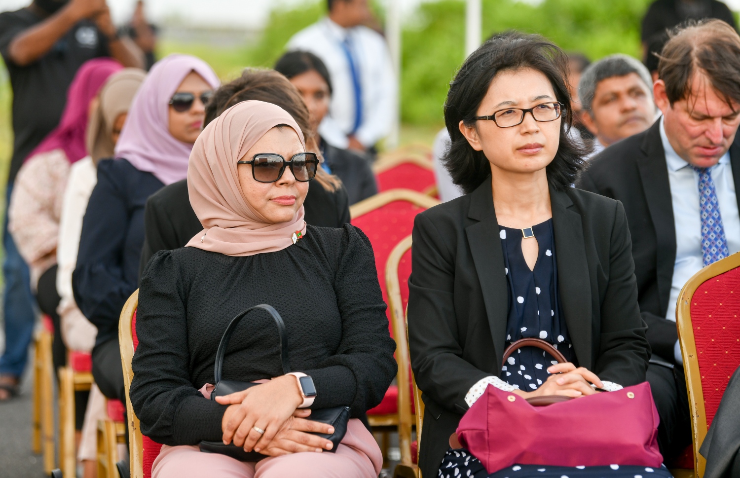 ސިނަމާލެ ބްރިޖު، ހުޅުލެ އާއި ހުޅުމާލެ ގުޅުވައިދޭ ލިންކު ރޯޑުގައި ސޯލާ ޕެނަލްތައް ހަރުކުރުމުގެ އަމަލީ މަސައްކަތް ފެށުމަށް މިއަދު އެސަރަހައްދުގައި ބޭއްވި ރަސްމިއްޔާތުގައި ބައިވެރި ބައެެއް މީހުން-- ފޮޓޯ: ނިޝާން އަލީ/މިހާރު