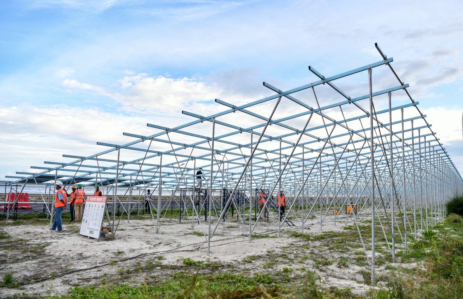 ހައިވޭގައި ސޯލާ ޕެނަލް ހަރުކުރުމަށް ގާއިމްކޮށްފައިވާ ސްޓްރަކްޗާ.-- ފޮޓޯ: ނިޝާން އަލީ \ މިހާރު