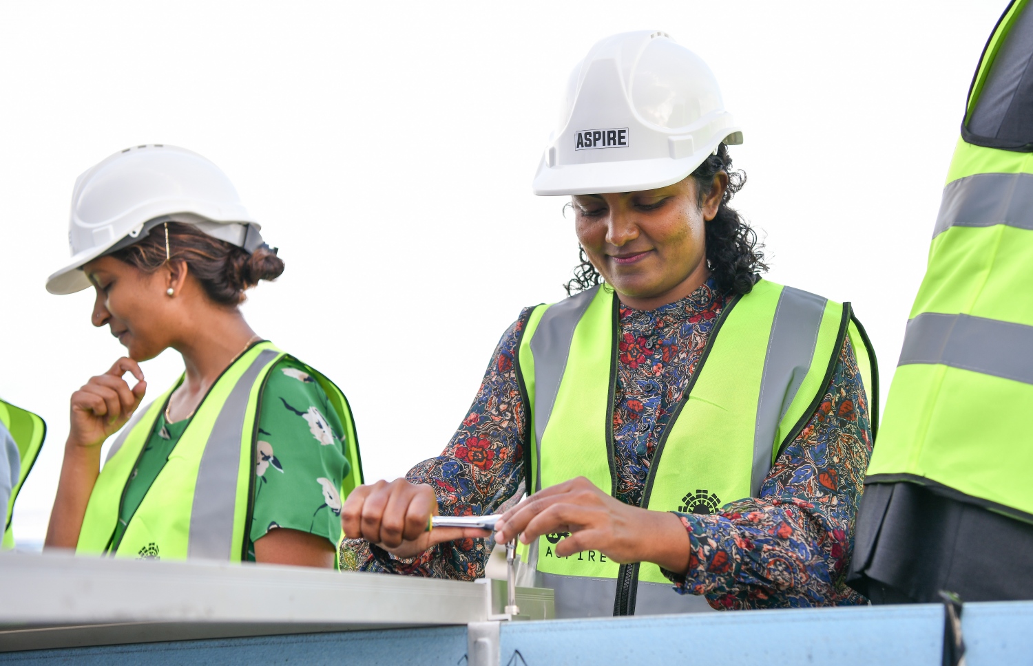 ސިނަމާލެ ބްރިޖުގެ ލިންކްރޯޑުގައި ސޯލާ ޕެނަލް ހަރުކުރުމުގެ މަސައްކަތް މިނިސްޓަރު ޝައުނާ އާއި ވޯލްޑް ބެންކުގެ ބޭފުޅުން ފައްޓަވައިދެއްވަނީ.-- ފޮޓޯ: ނިޝާން އަލީ \ މިހާރު