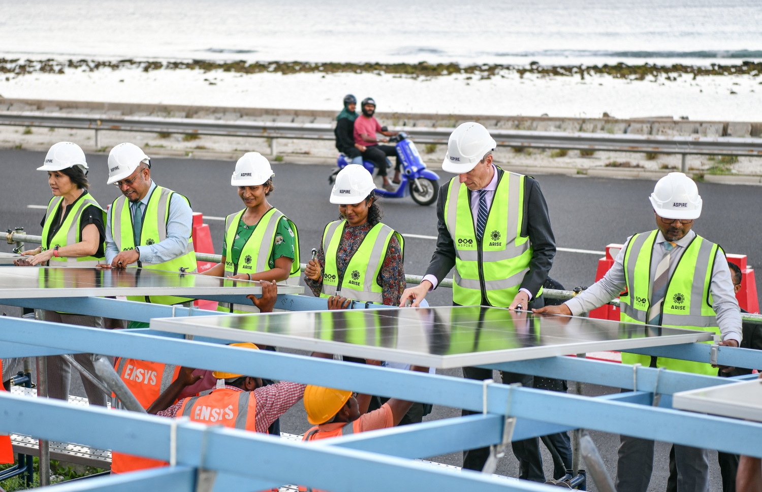 ސޯލާ ޕެނަލް ހަރުކުރަން ފެށުން