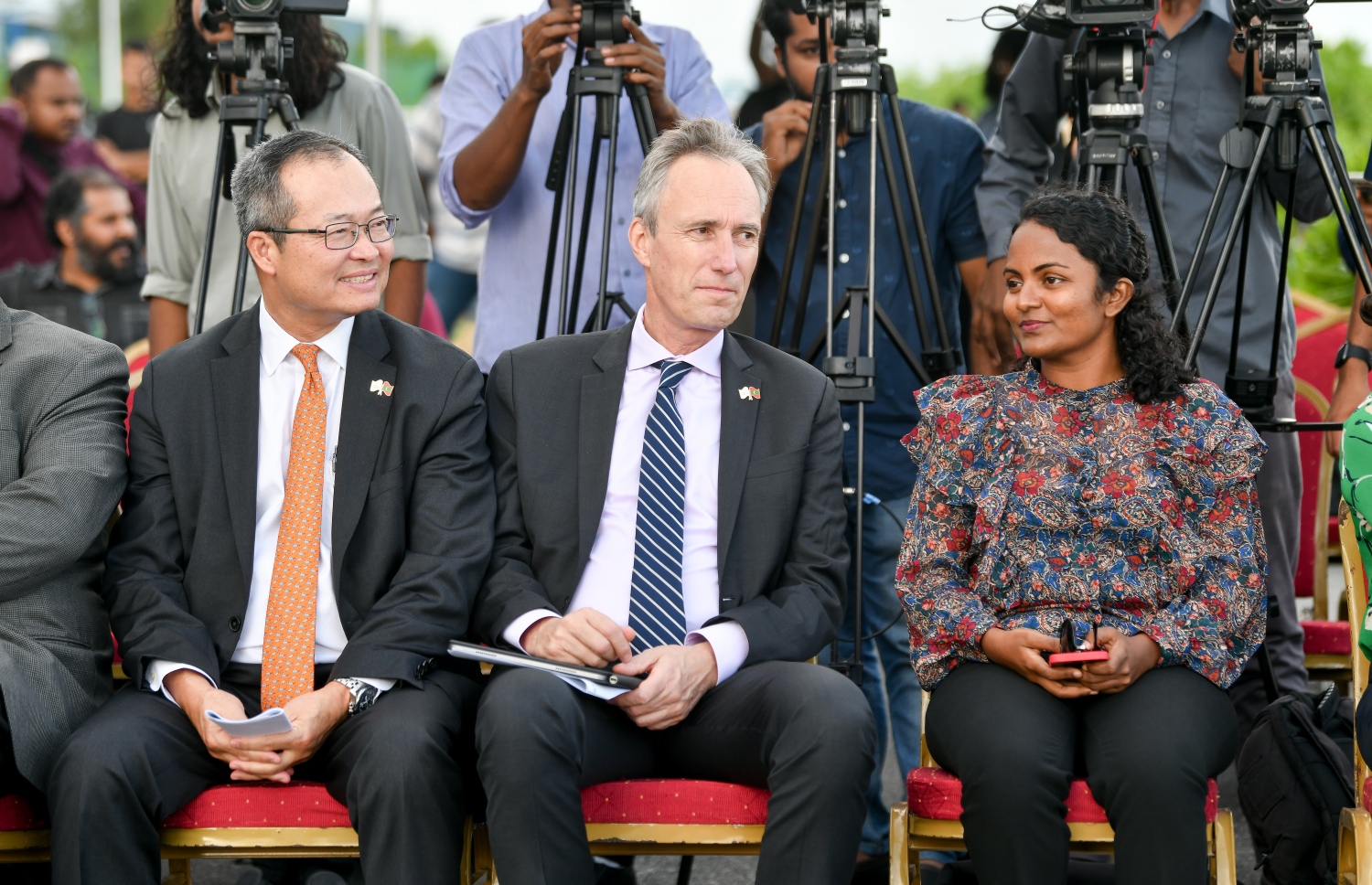 ސިނަމާލެ ބްރިޖު، ހުޅުލެ އާއި ހުޅުމާލެ ގުޅުވައިދޭ ލިންކު ރޯޑުގައި ސޯލާ ޕެނަލްތައް ހަރުކުރުމުގެ އަމަލީ މަސައްކަތް ފެށުމަށް މިއަދު އެސަރަހައްދުގަެި ބޭއްވި ރަސްމިއްޔާތުގައި ތިމާވެއްޓާ ބެހޭ މިނިސްޓަރު އައިމިނަތު ޝައުނާ އާއި ވޯލްޑް ބޭންކްގެ ސައުތު އޭޝިއާ ރީޖަންގެ ވައިސް ޕްރެޒިޑެންޓް މާޓިން ރެއިސާ ބައިވެރިވެވަޑައިގަންނަވަނީ-- ފޮޓޯ: ނިޝާން އަލީ/މިހާރު