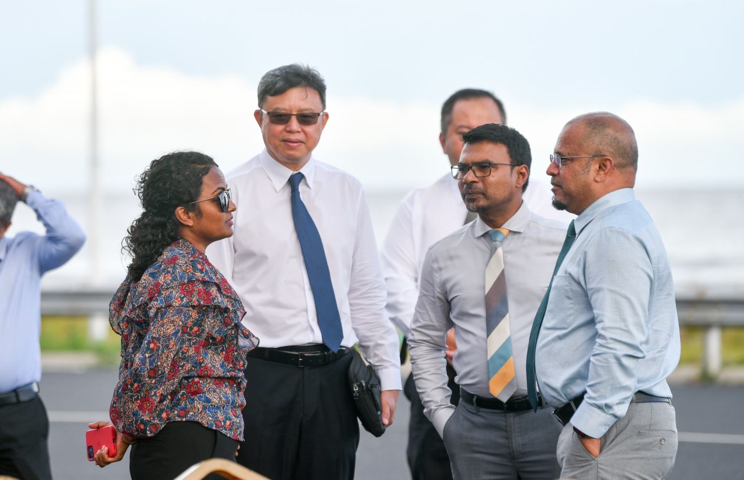 ސިނަމާލެ ބްރިޖު، ހުޅުލެ އާއި ހުޅުމާލެ ގުޅުވައިދޭ ލިންކު ރޯޑުގައި ސޯލާ ޕެނަލްތައް ހަރުކުރުމުގެ އަމަލީ މަސައްކަތް ފެށުމަށް މިއަދު އެސަރަހައްދުގަެި ބޭއްވި ރަސްމިއްޔާތުގައި ތިމާވެއްޓާ ބެހޭ މިނިސްޓަރު އައިމިނަތު ޝައުނާ އާއި ސްޓެލްކޯގެ މެނޭޖިން ޑިރެކްޓަރު އަހުމަދު ޝަރީފް ބައިވެރިވެވަޑައިގަންނަވަނީ-- ފޮޓޯ: ނިޝާން އަލީ/މިހާރު