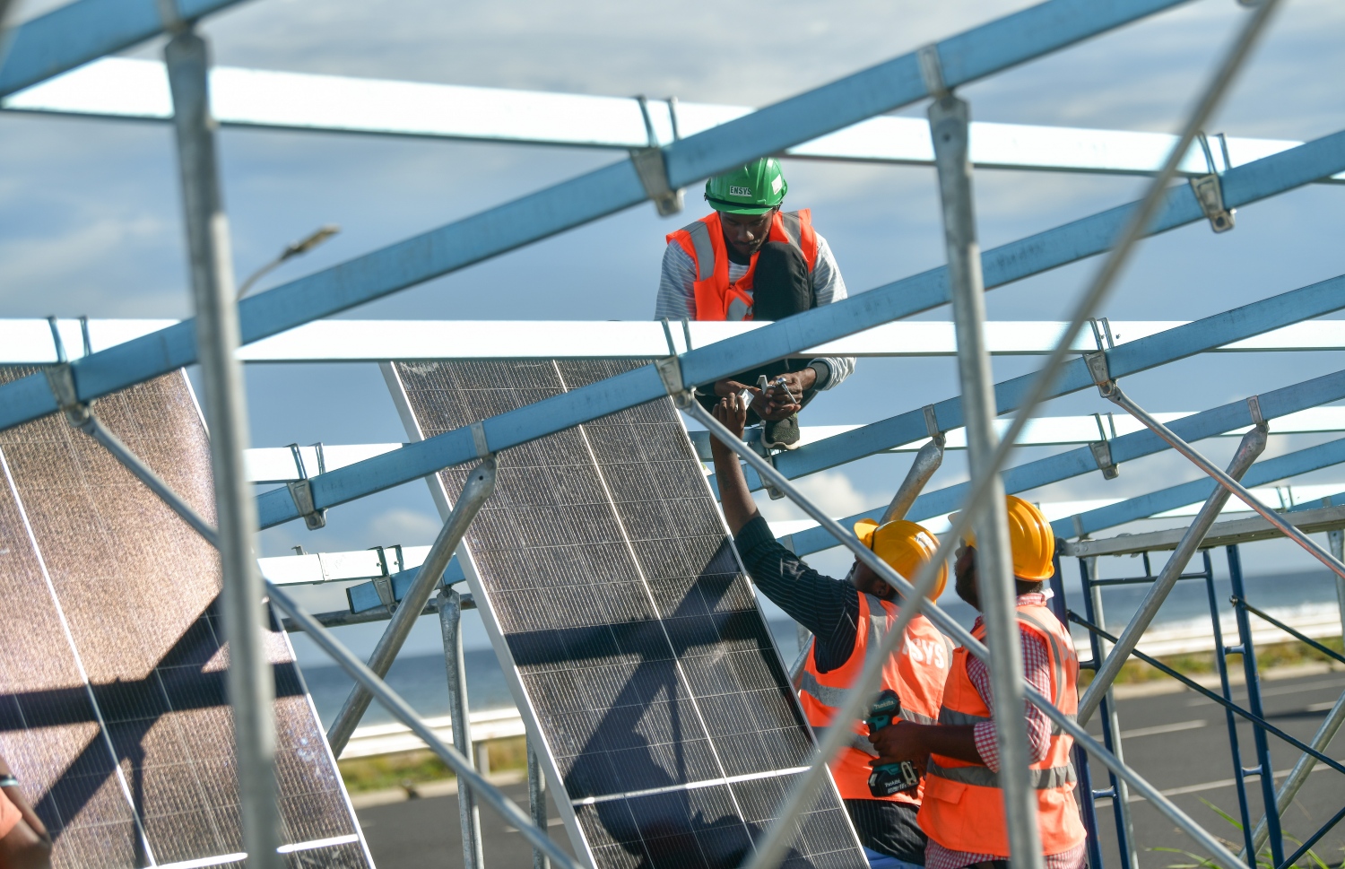 ސިނަމާލެ ބްރިޖު، ހުޅުލެ އާއި ހުޅުމާލެ ގުޅުވައިދޭ ލިންކު ރޯޑުގައި ސޯލާ ޕެނަލްތައް ހަރުކުރުމުގެ އަމަލީ މަސައްކަތް މިއަދު ކުރިއަށްދަނީ. މި މަސައްކަތް ތައިލެންޑުގެ އެންސިސް ކޯ ލިމިޓެޑާ ހަވާލުކުރީ ނޮވެމްބަރު 2020ގައި.-- ފޮޓޯ: ނިޝާން އަލީ/މިހާރު