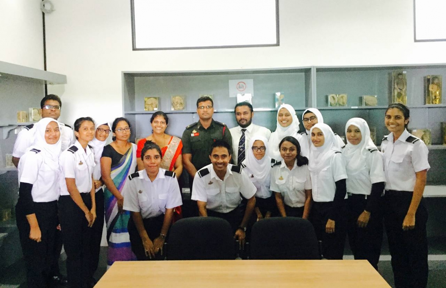 ސުދާ، އެ ޔުނިވާސިޓީގައި އޭނައާއެކު ކިޔަވާ ދިވެހިންނާއެކު ފޮޓޯއަކަށް ހުއްޓިލައިގެން.